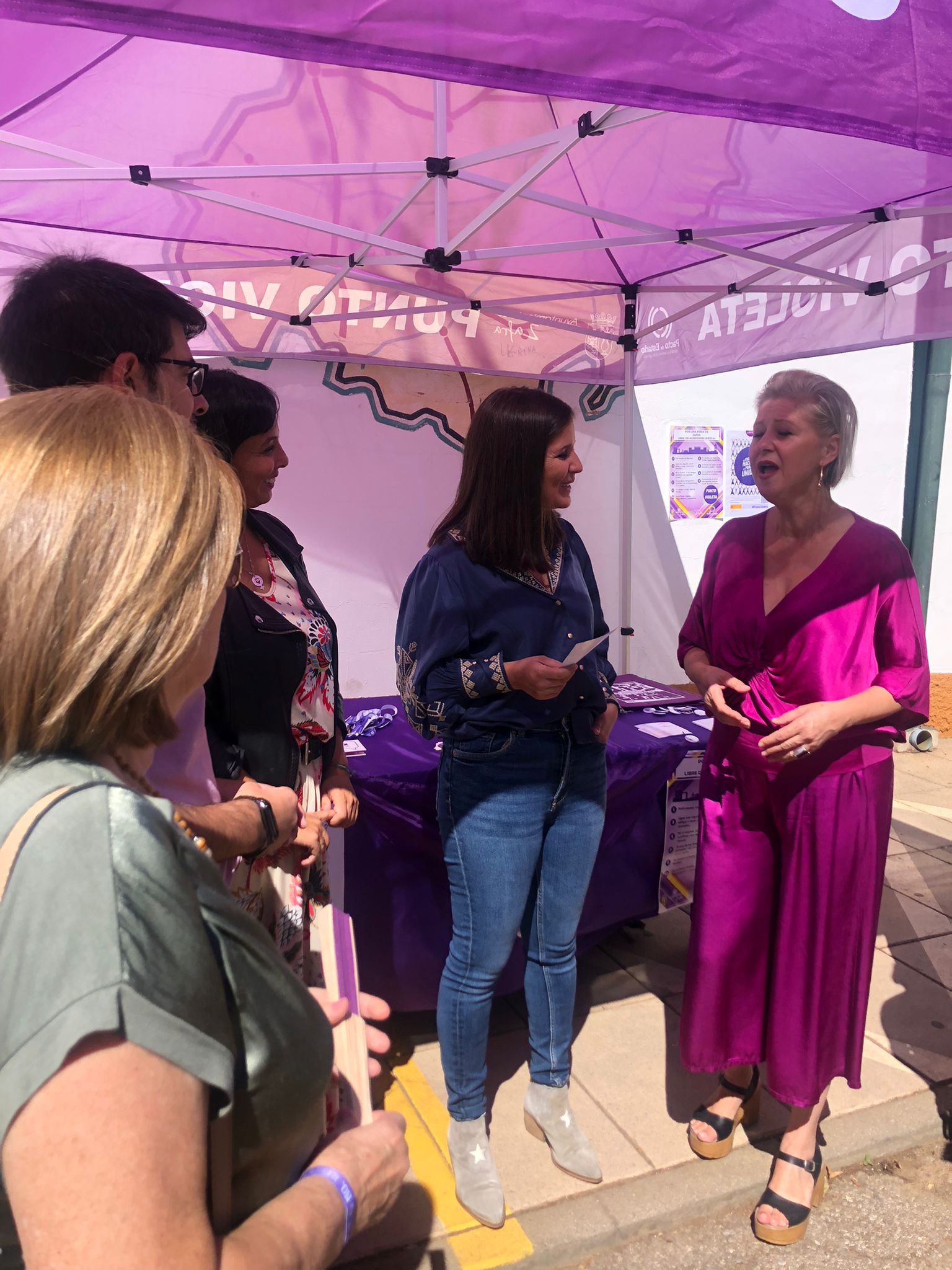 Consejera visita punto violeta en la feria de Zafra 1