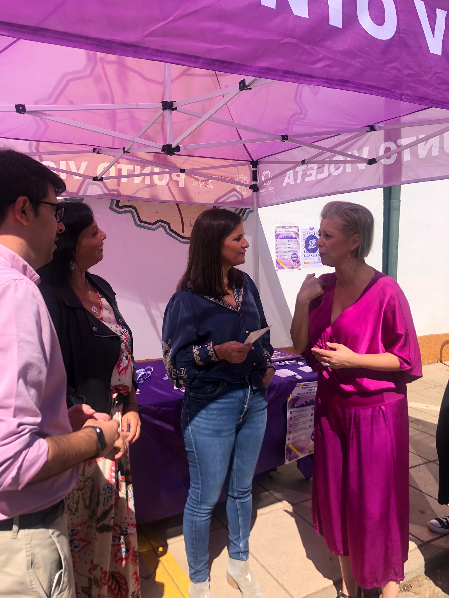 Consejera visita punto violeta en la feria de Zafra 2