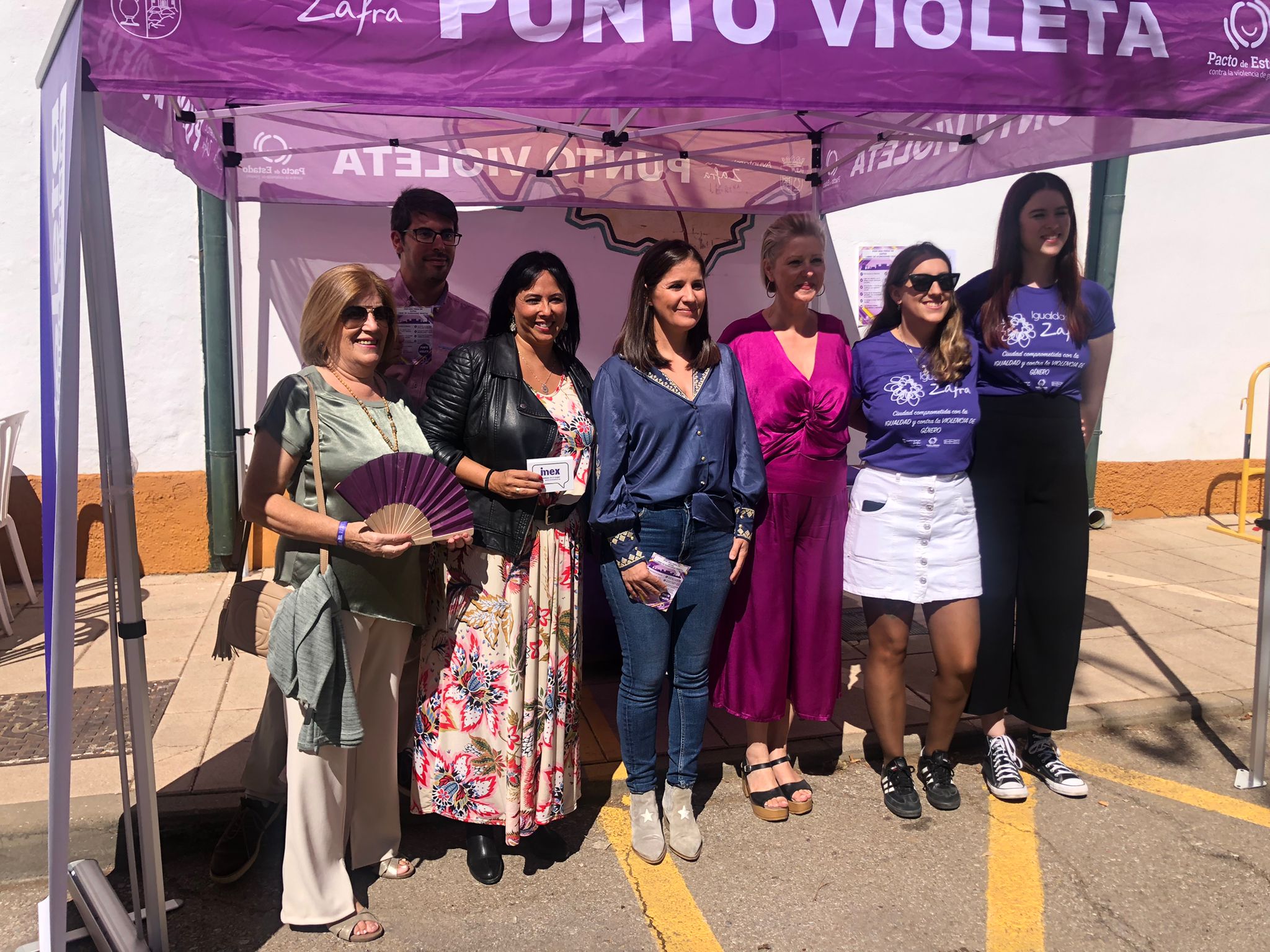 Consejera visita punto violeta en la feria de Zafra 4