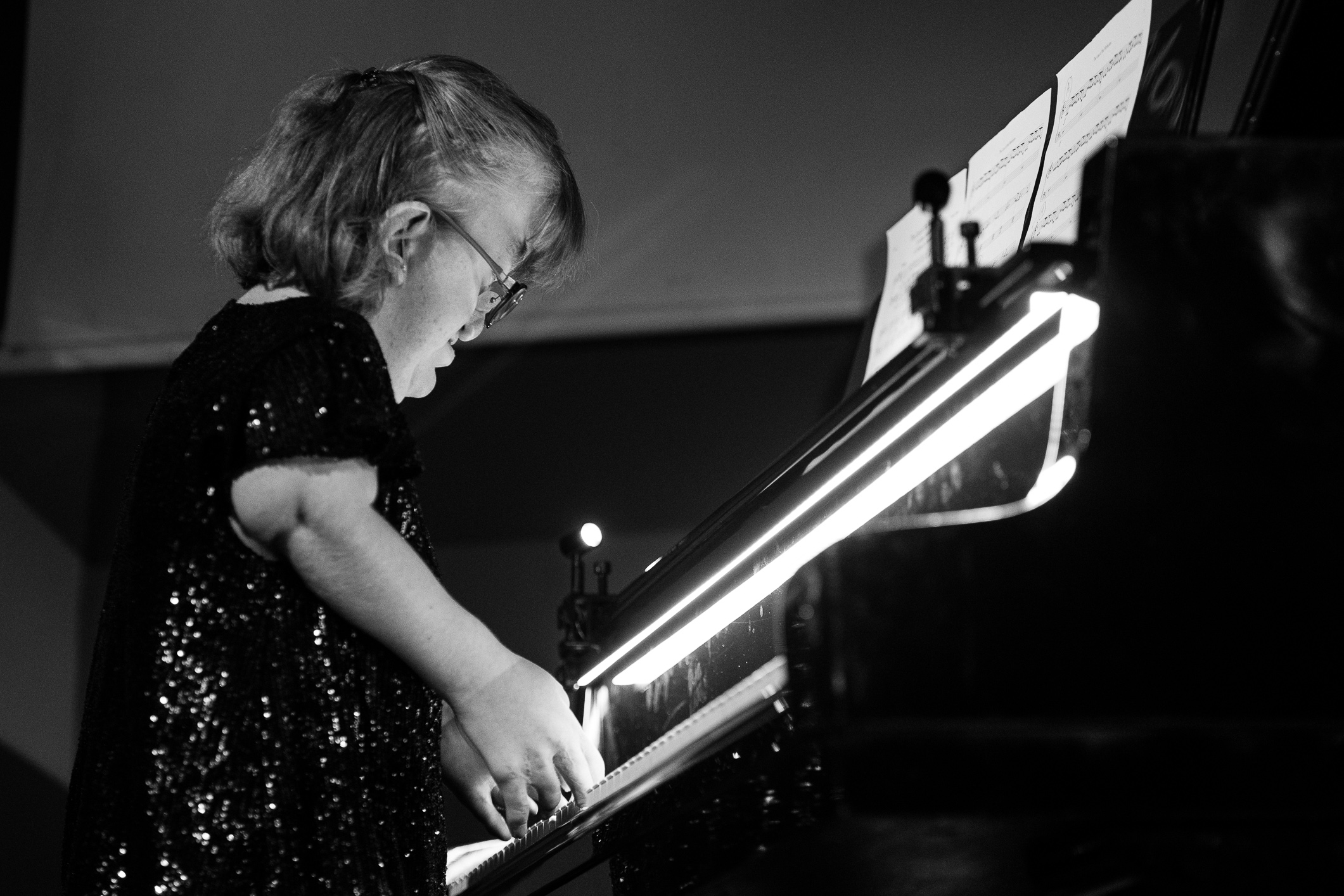 Pianista interpretando una pieza musical en la Semana de Cine Inclusivo y Discapacidad