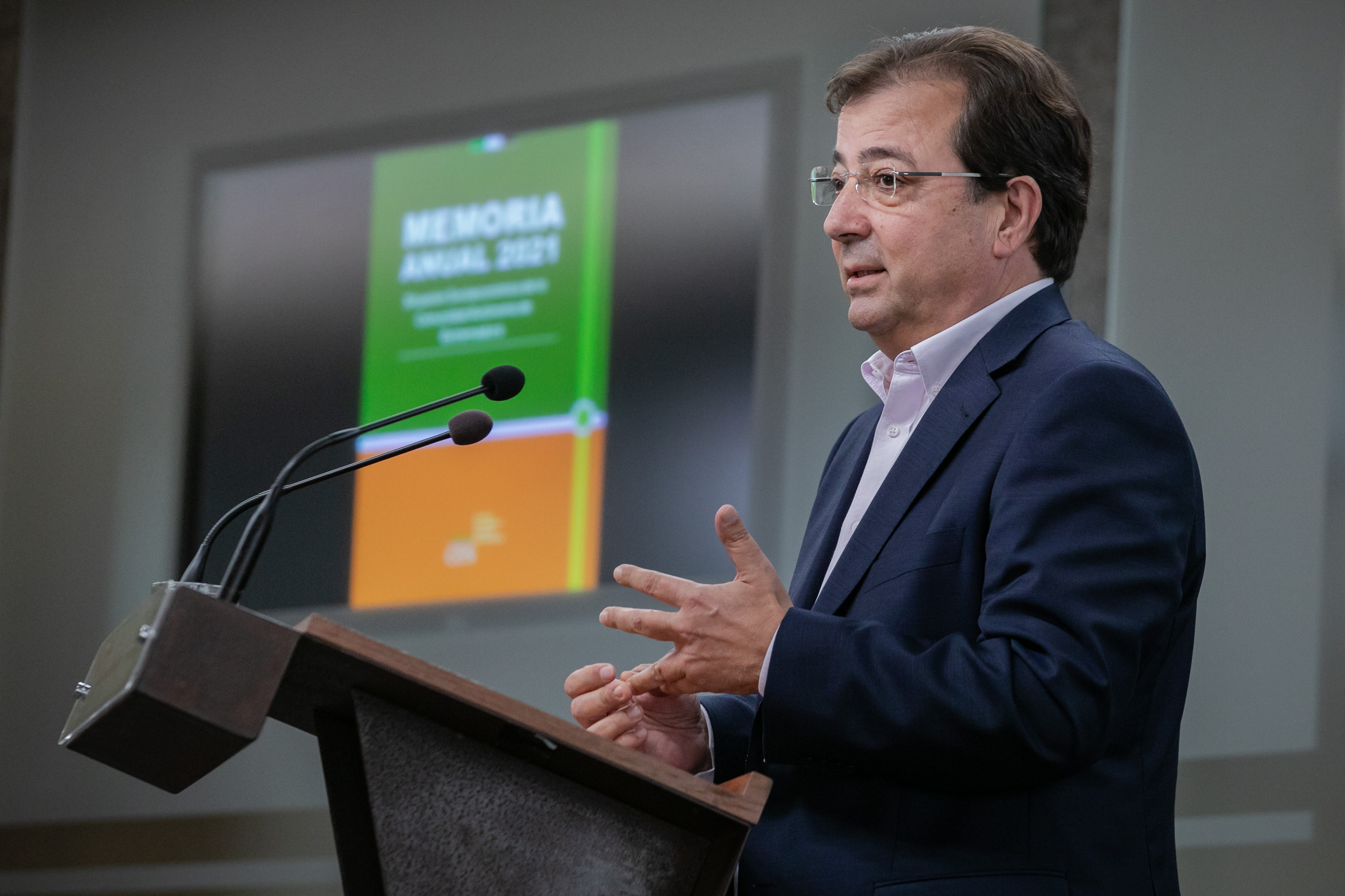 Guillermo Fernández Vara en la presentación de la Memoria CES 