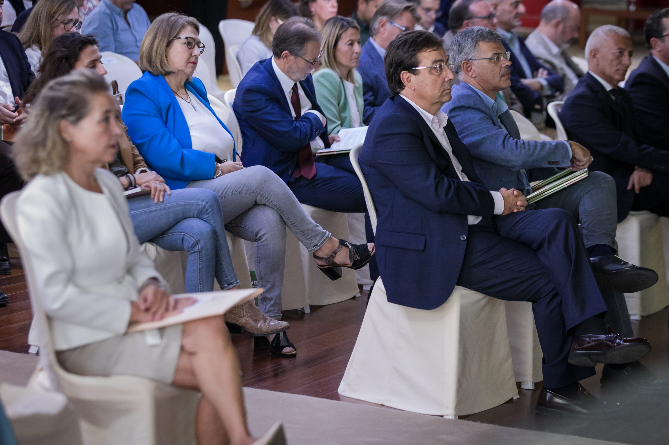 Presidente Guillermo Fernández Vara y el portavoz de la Junta, Juan Antonio González, en el acto de presentación del CES