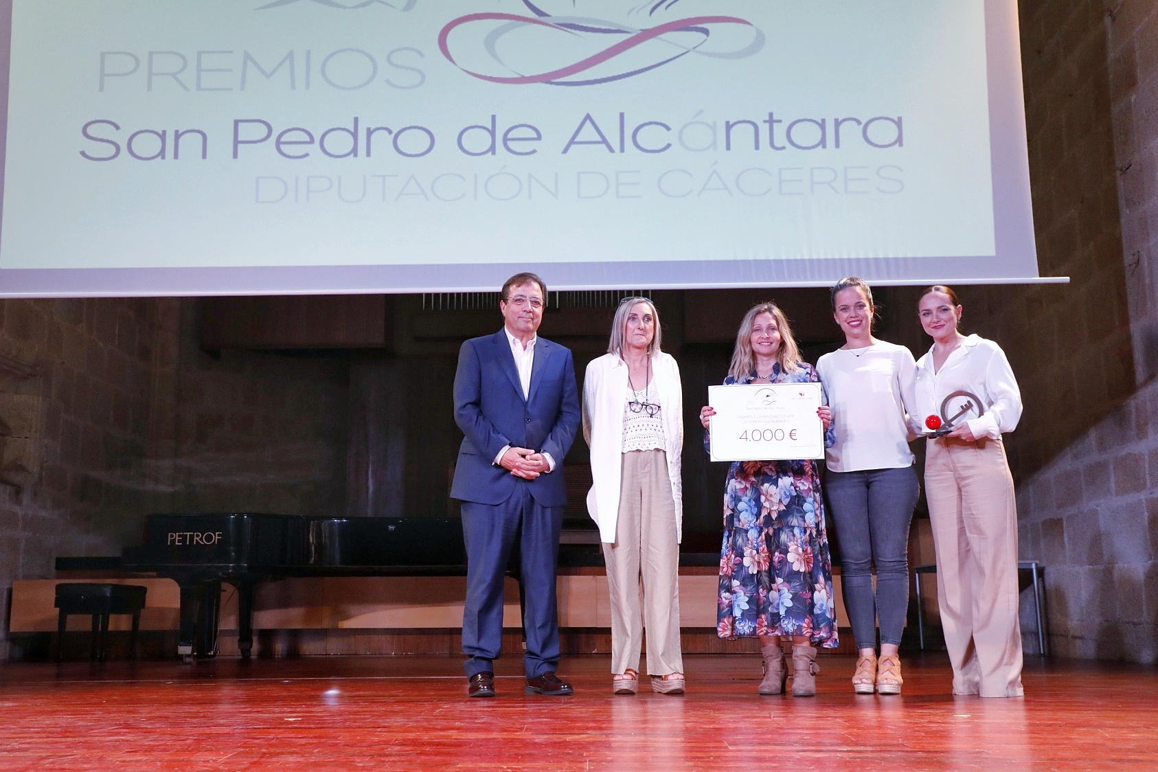 Fernández Vara con premiados