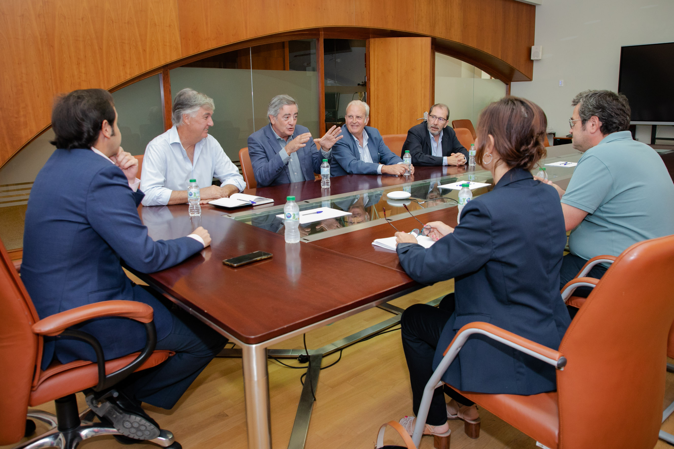 Foto de la reunión entre la Junta de Extremadura y la Asociación de Ganaderos de Lidia de la región