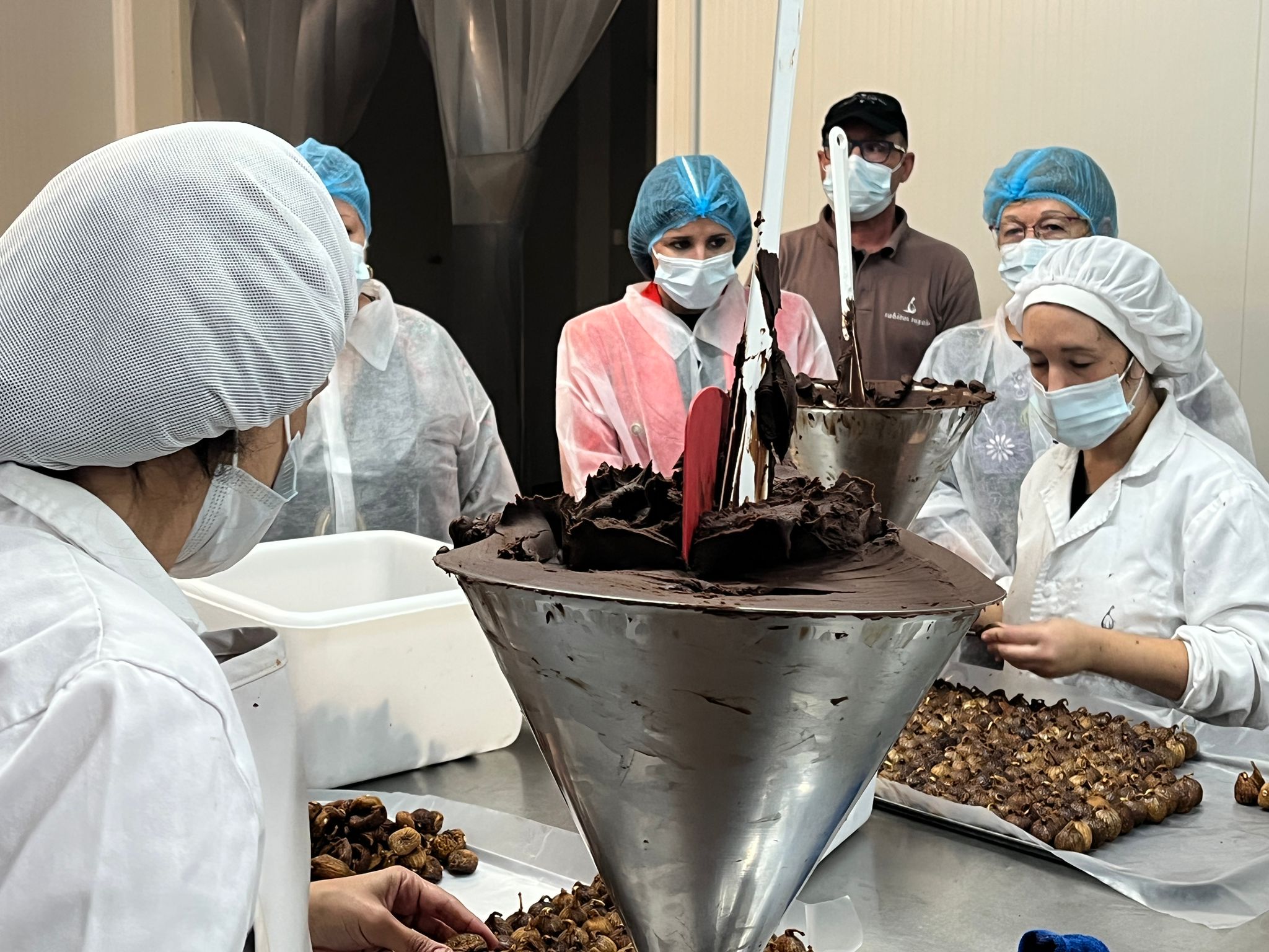 Foto de la visita de la consejera de Igualdad y Cooperación al Desarrollo a la fábrica de higos 'Productos La Higuera'