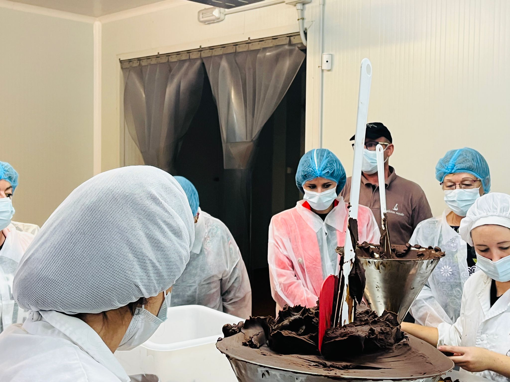 Foto de la visita de la consejera de Igualdad y Cooperación al Desarrollo a la fábrica de higos 'Productos La Higuera'