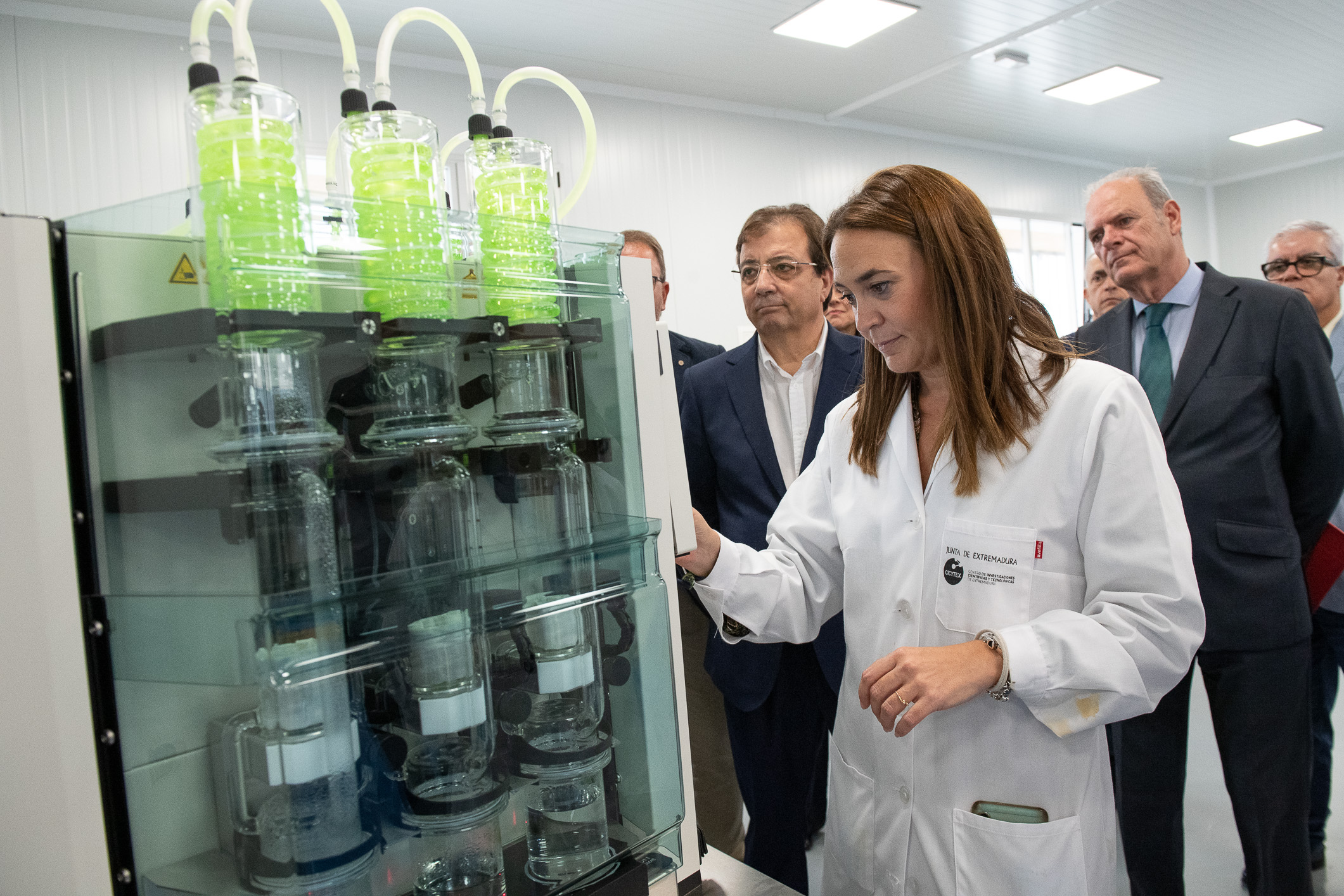 el presidente de la Junta en la incubadora biotecnológica de mérida 8