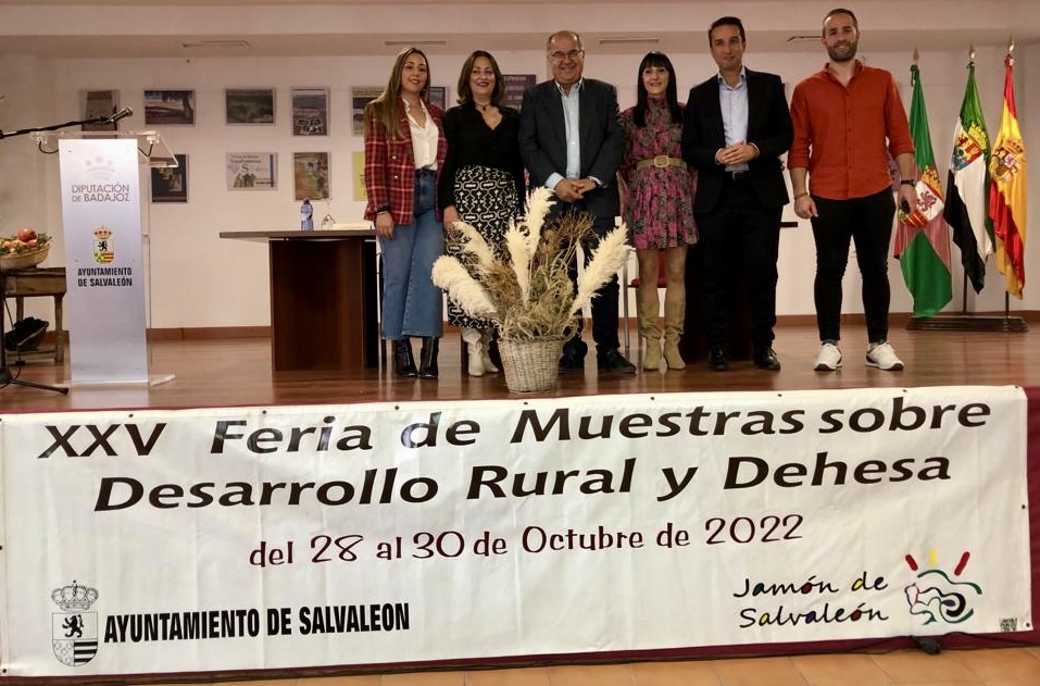 Asistentes a la inauguración de la feria