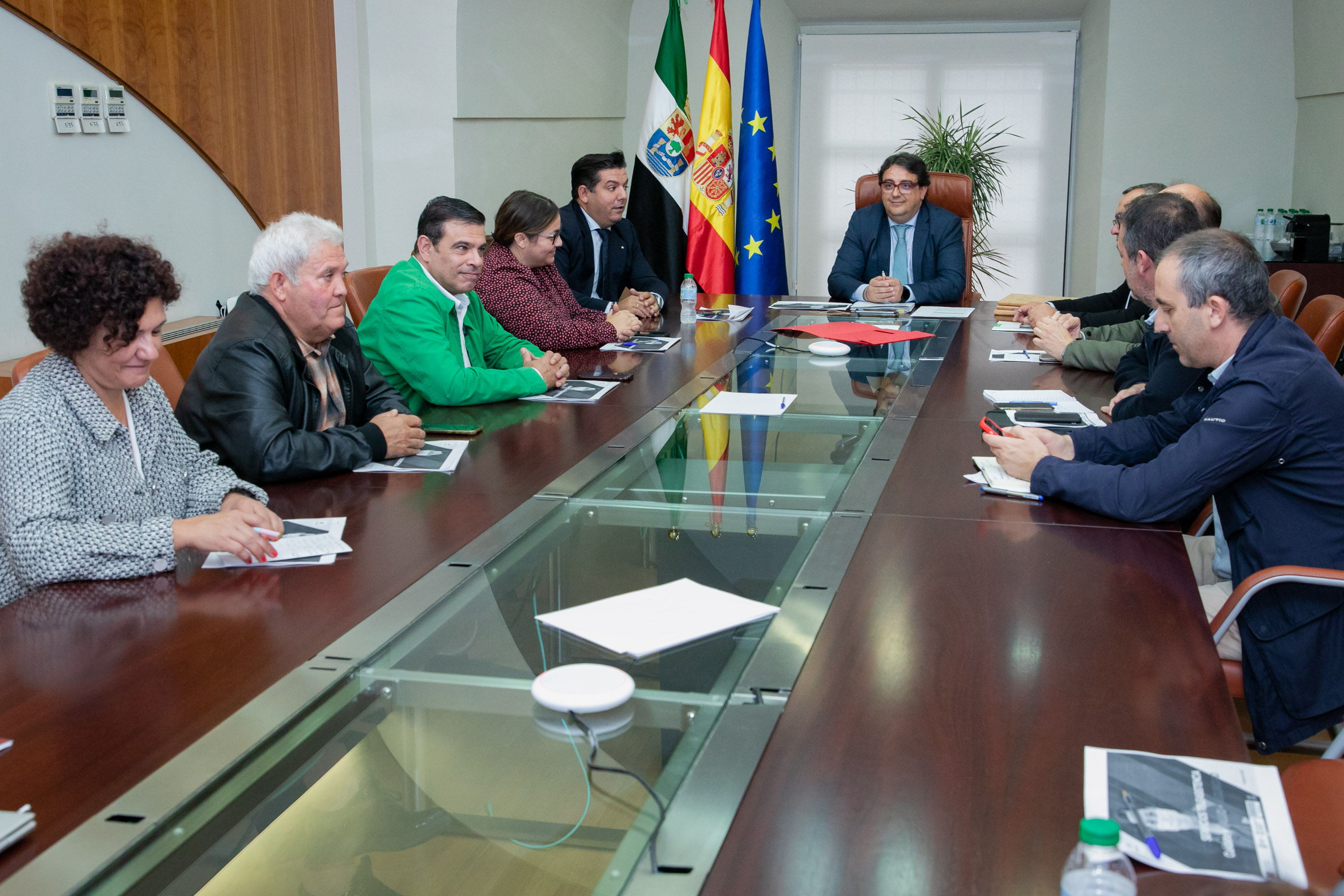 Foto de la reunión y firma del programa de teleasistencia personalizada