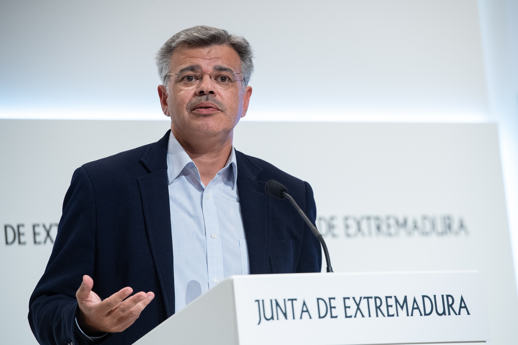 Foto del portavoz de la Junta, Juan Antonio González Gracia, en la rueda de prensa posterior al Consejo de Gobierno