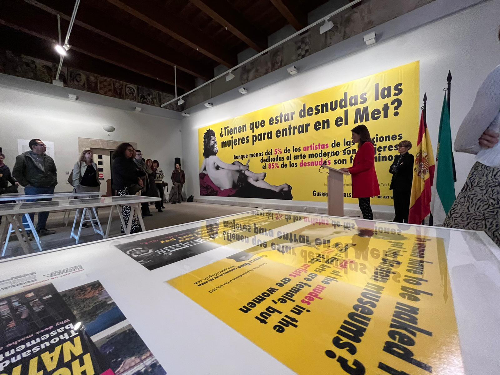 Foto de la inauguración de la muestra 'Guerrilla Girls: Portfolio Complet' en el Archivo Histórico Provincial de Cáceres.