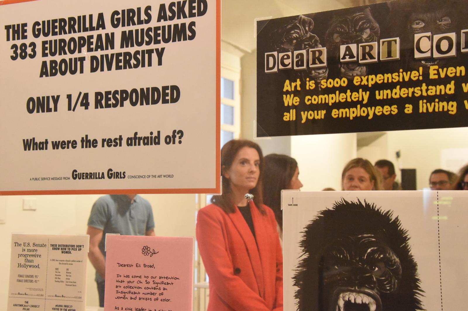 Foto de la inauguración de la muestra 'Guerrilla Girls: Portfolio Complet' en el Archivo Histórico Provincial de Cáceres.