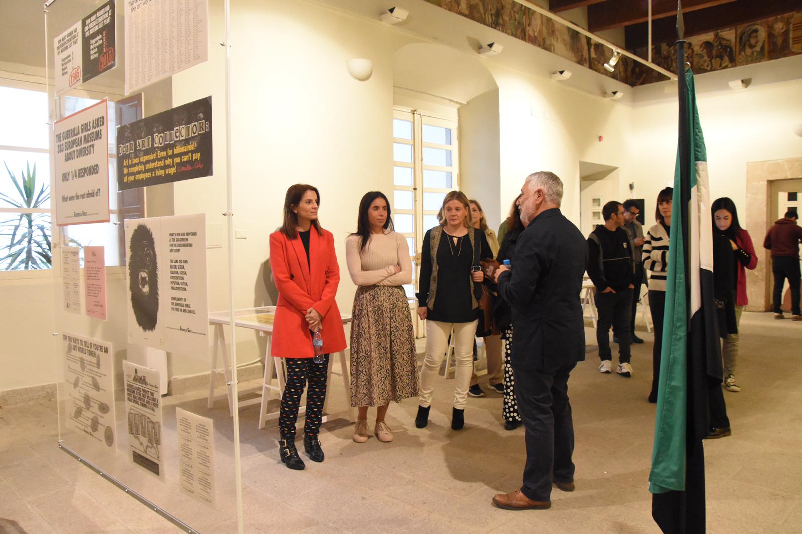 Foto de la inauguración de la muestra 'Guerrilla Girls: Portfolio Complet' en el Archivo Histórico Provincial de Cáceres.