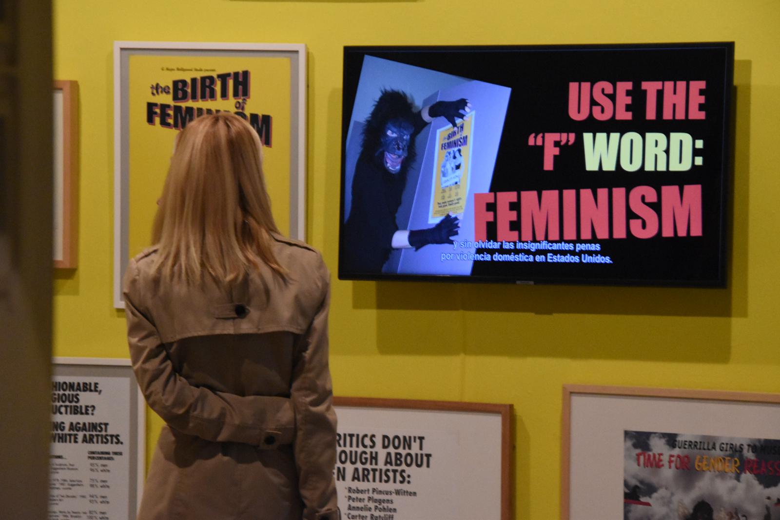 Foto de la inauguración de la muestra 'Guerrilla Girls: Portfolio Complet' en el Archivo Histórico Provincial de Cáceres.