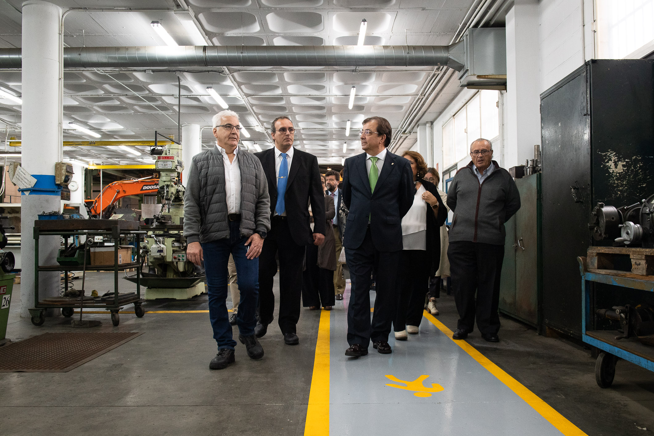 Foto de la visita del presidente de la Junta de Extremadura a la empresa Mecanizados Segeda S.L