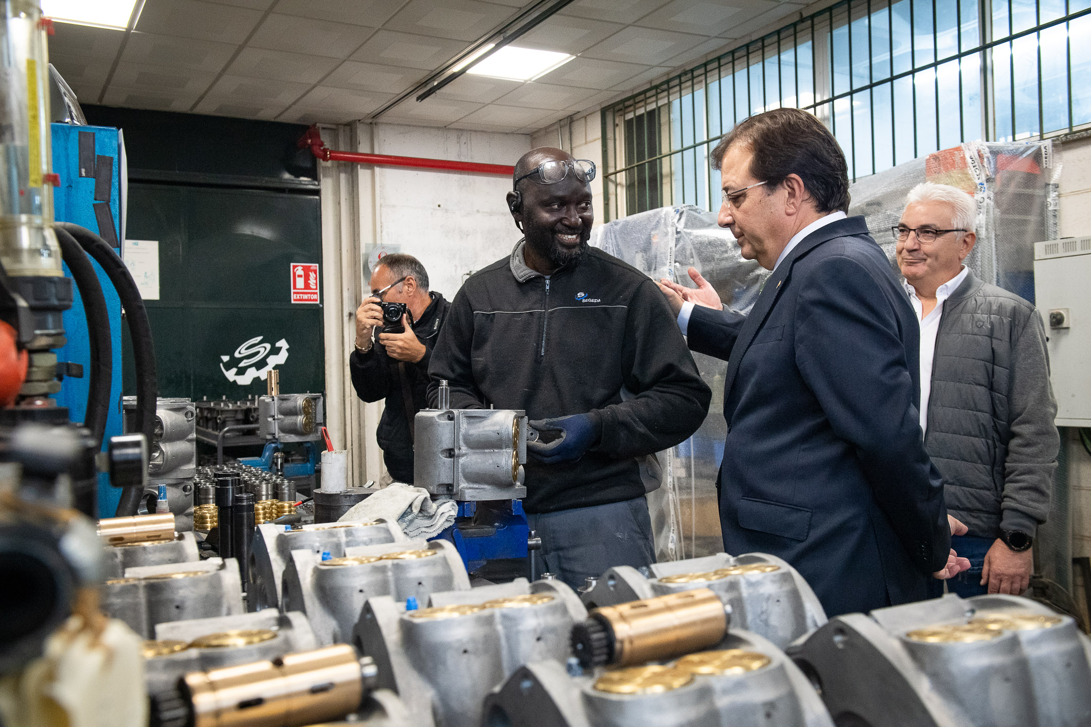 Foto de la visita del presidente de la Junta de Extremadura a la empresa Mecanizados Segeda S.L