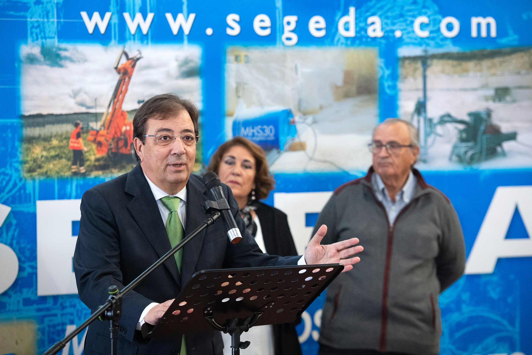 Foto de la visita del presidente de la Junta de Extremadura a la empresa Mecanizados Segeda S.L