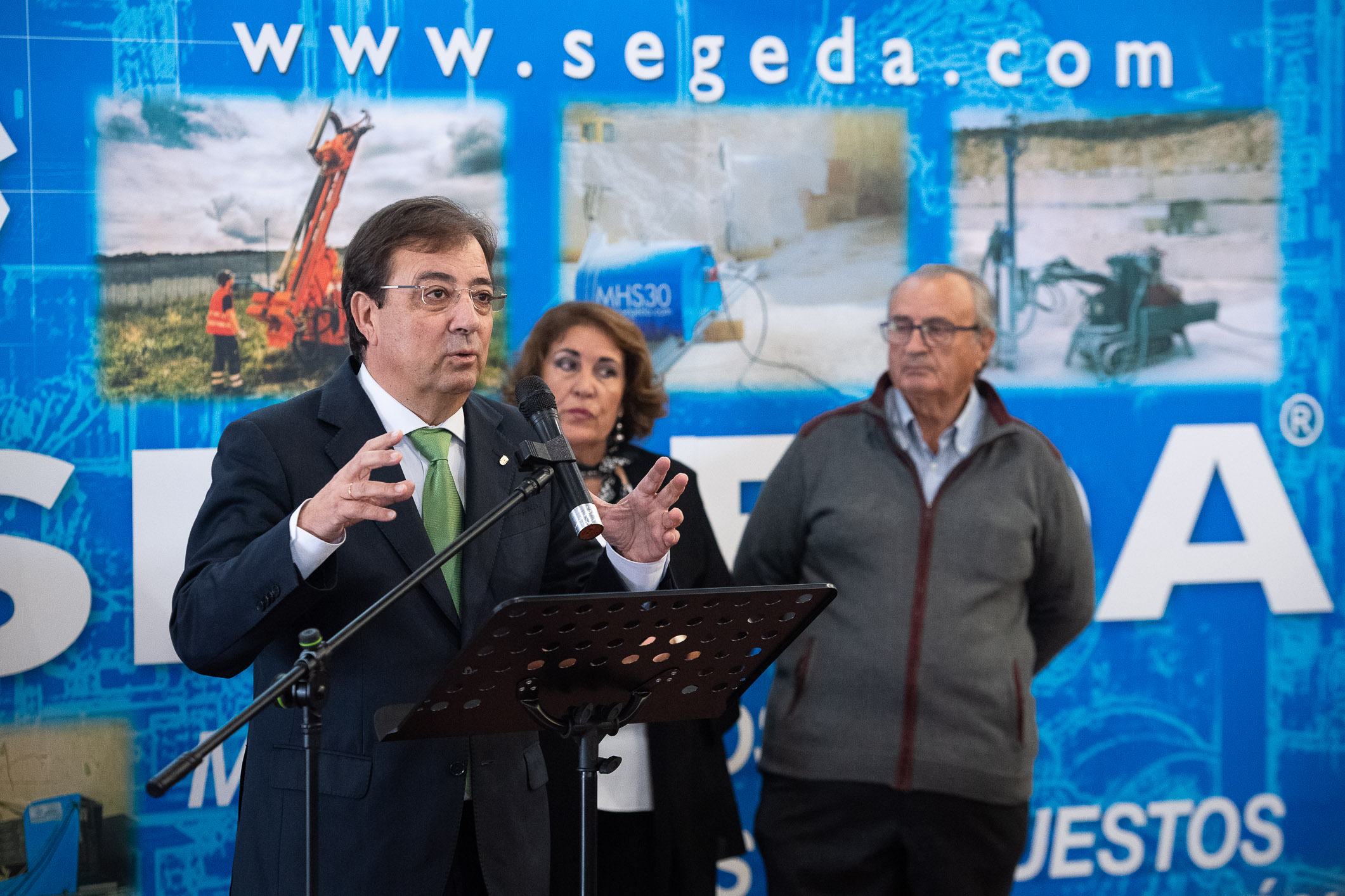 Foto de la visita del presidente de la Junta de Extremadura a la empresa Mecanizados Segeda S.L