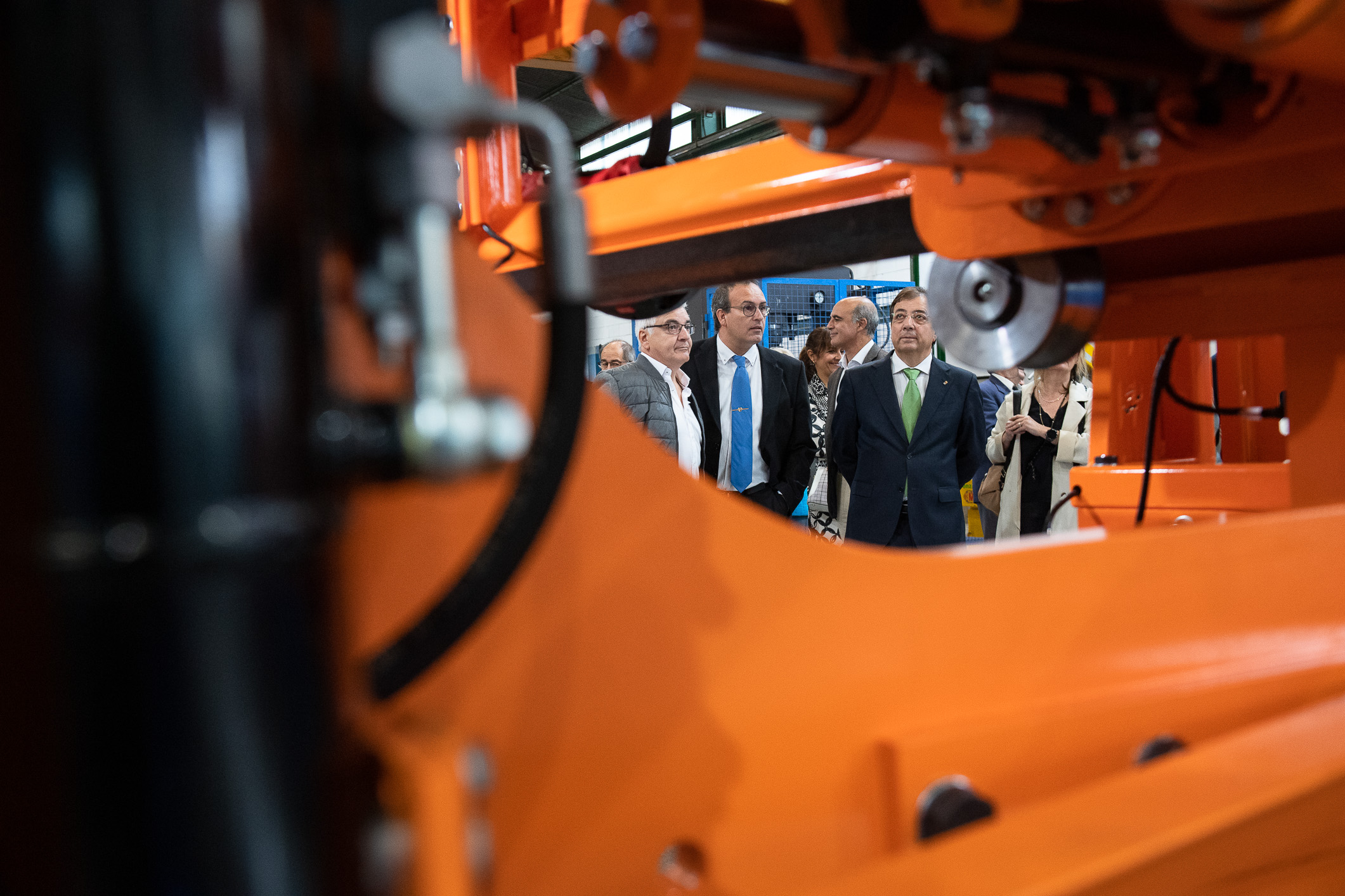 Foto de la visita del presidente de la Junta de Extremadura a la empresa Mecanizados Segeda S.L