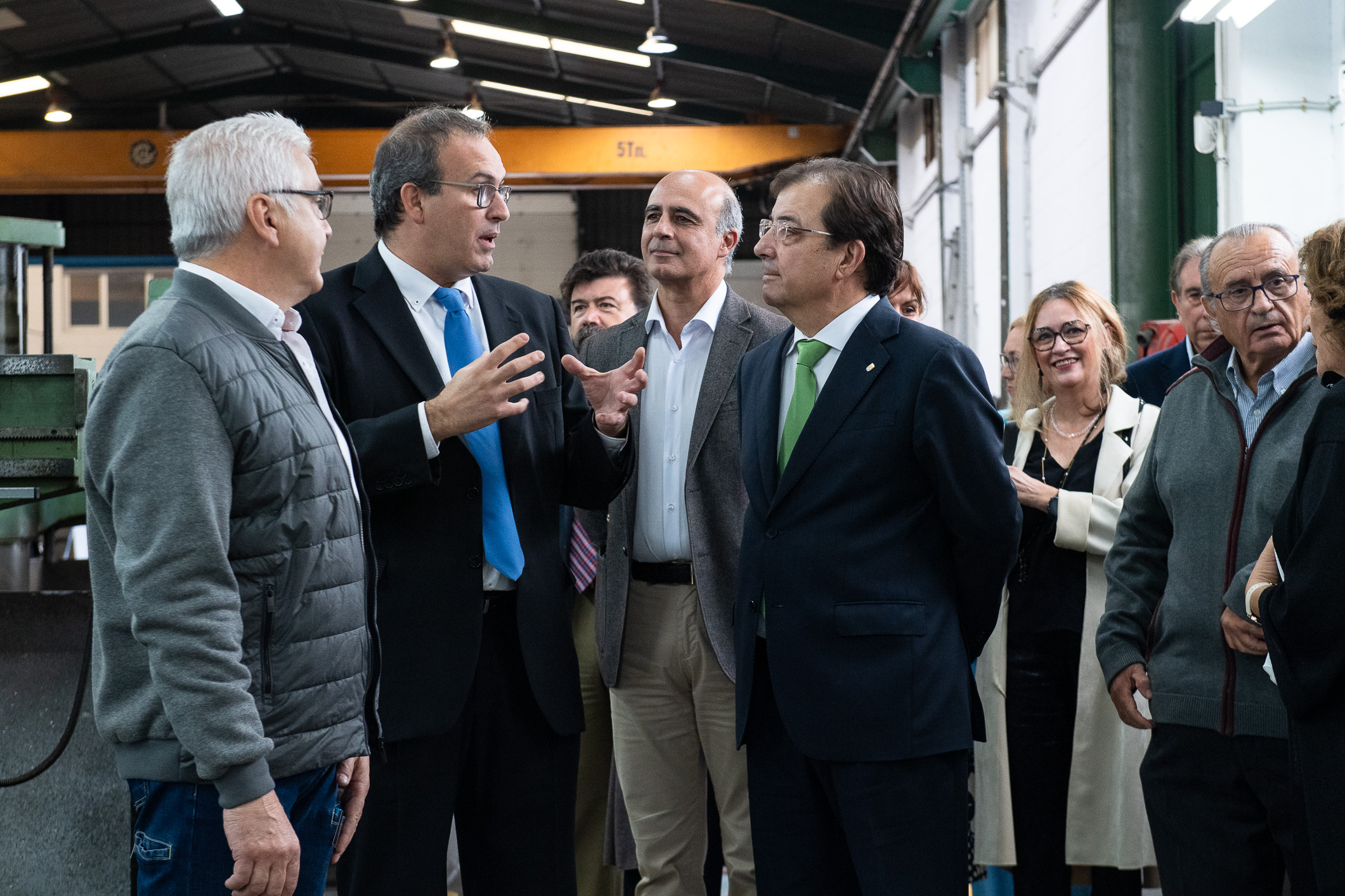 Foto de la visita del presidente de la Junta de Extremadura a la empresa Mecanizados Segeda S.L