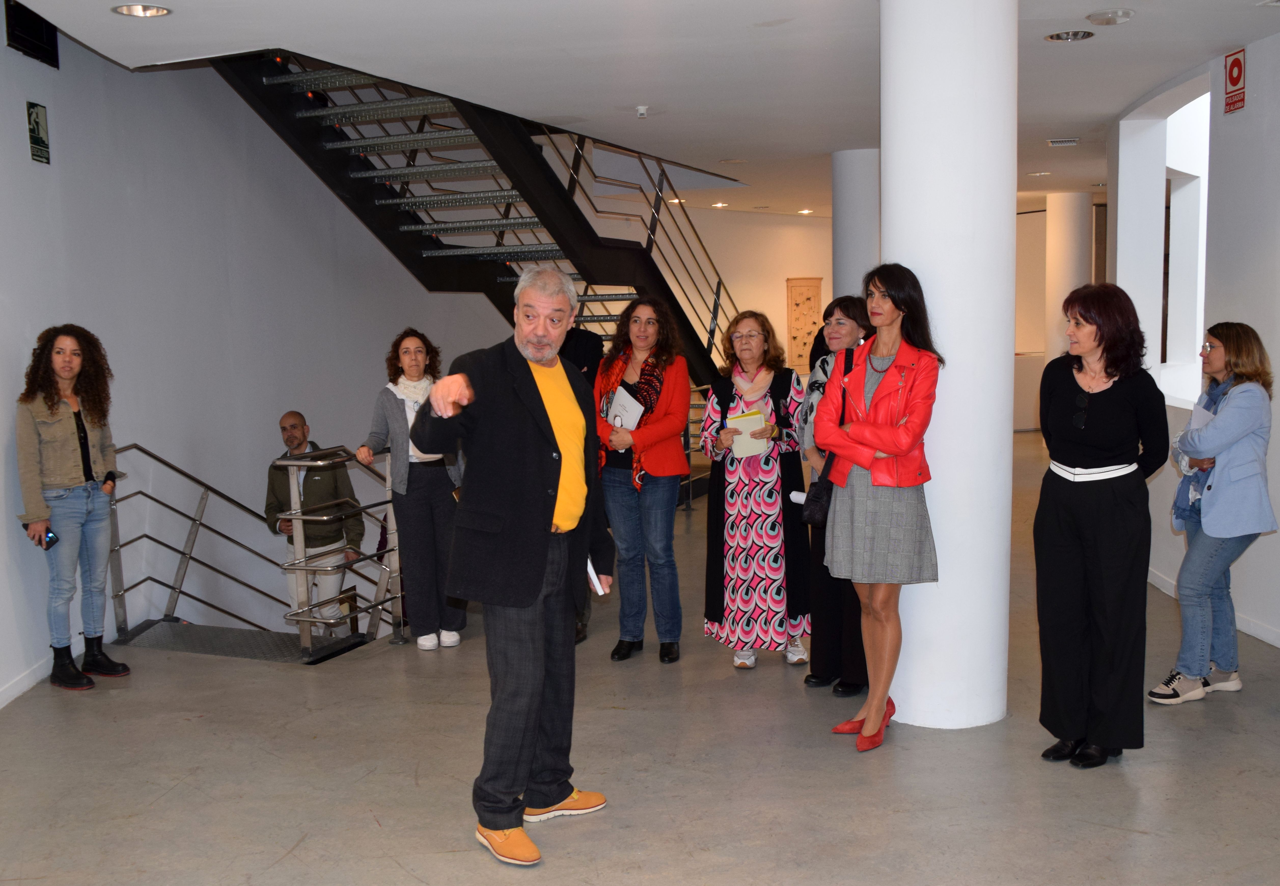 Foto de la inauguración de la retrospectiva del artista Hilario Bravo 'Diario de un chamán. 50 años' en el MEIAC