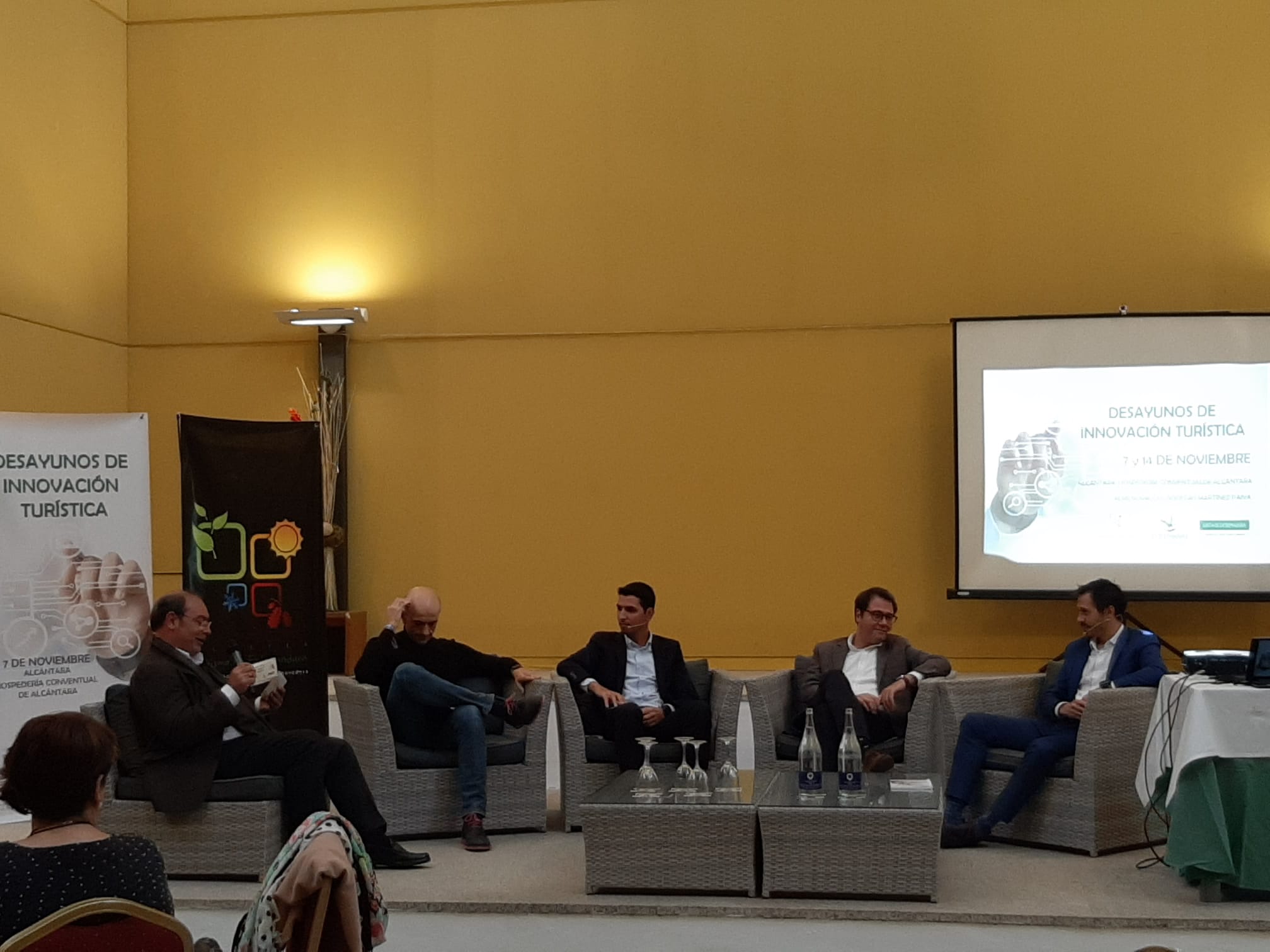 Foto de la primera jornada de los 'Desayunos de Innovación Turística' en la Hospedería Conventual de Alcántara