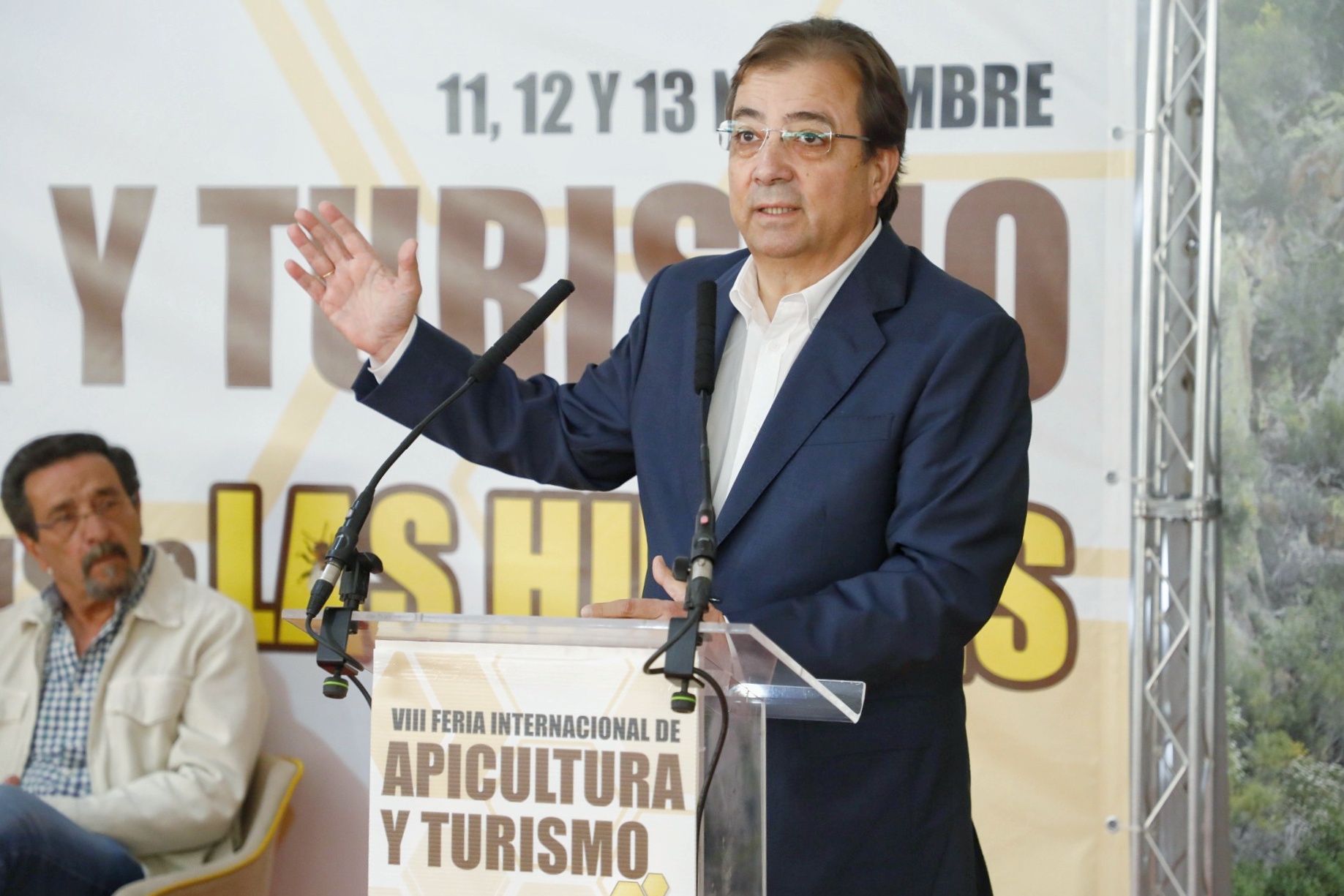 Foto del presidente de la Junta de Extremadura en la VIII Feria de la Apicultura y Turismo