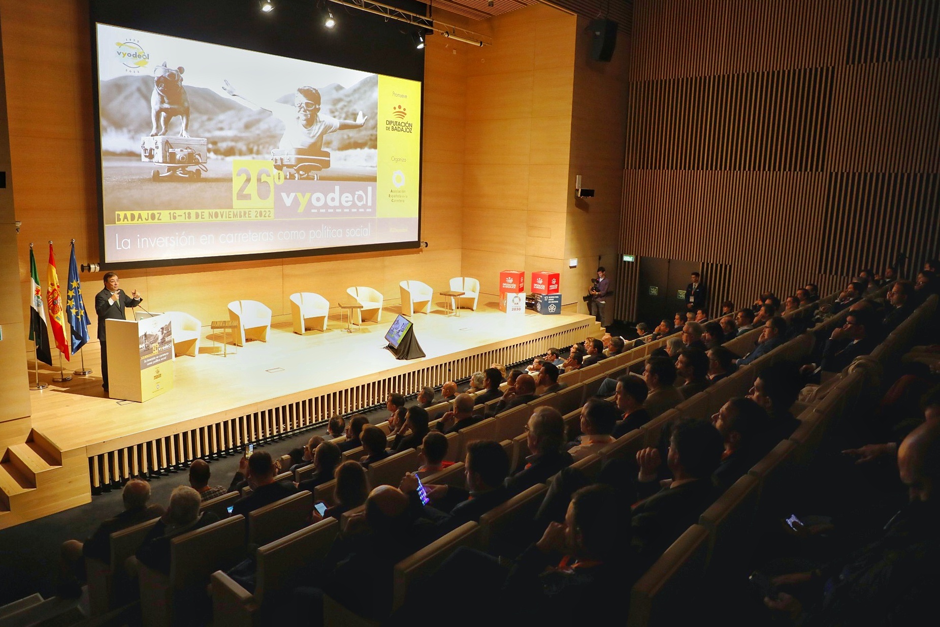 Foto del presidente de la Junta de Extremadura en el 26 Simposio Nacional de Vías y Obras de la Administración Local (VYODEAL)