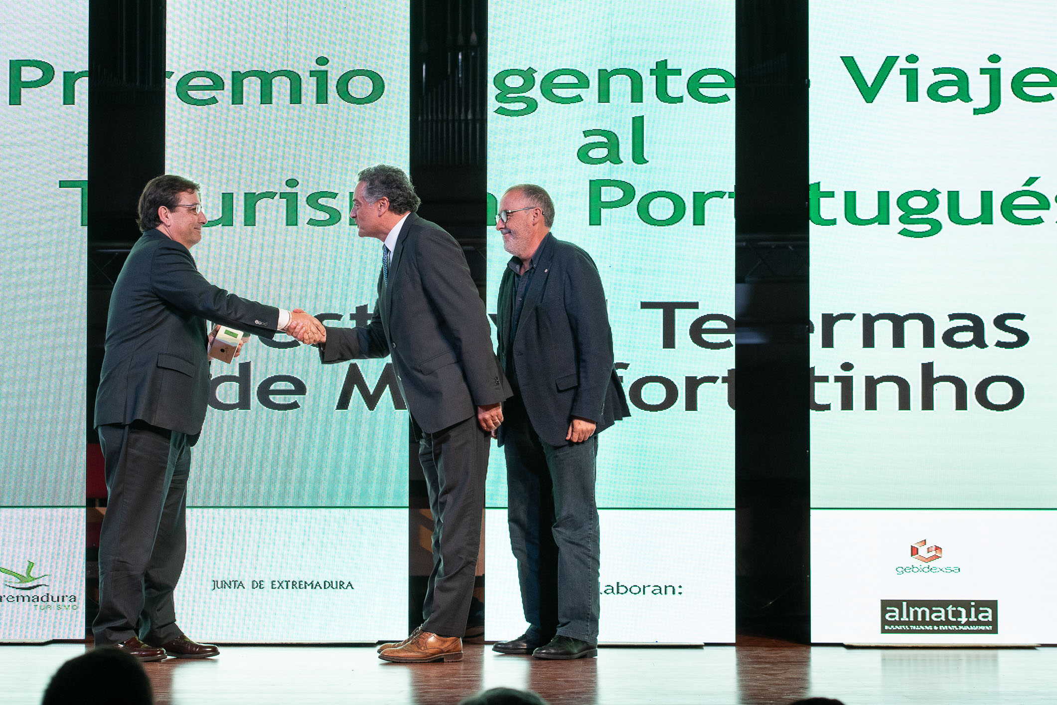 Fernández Vara en los premios Gente Viajera 6