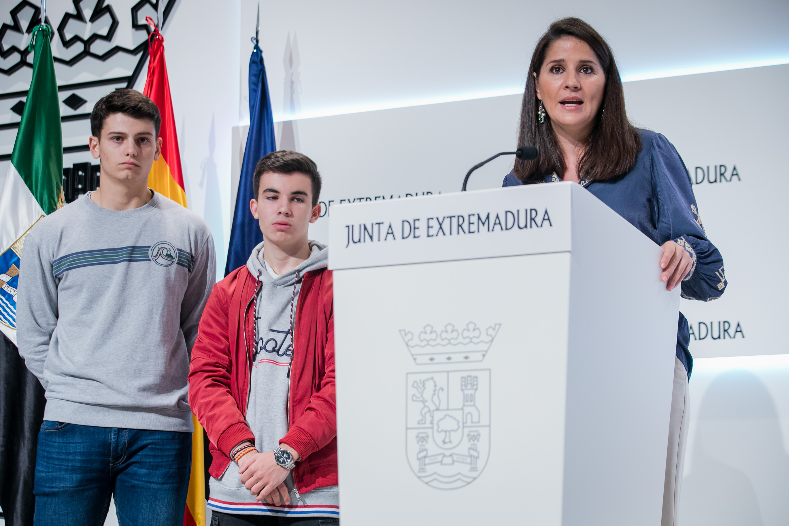 Intervención Isabel Gil Rosiña con alumnos IES Emerita Augusta de fondo