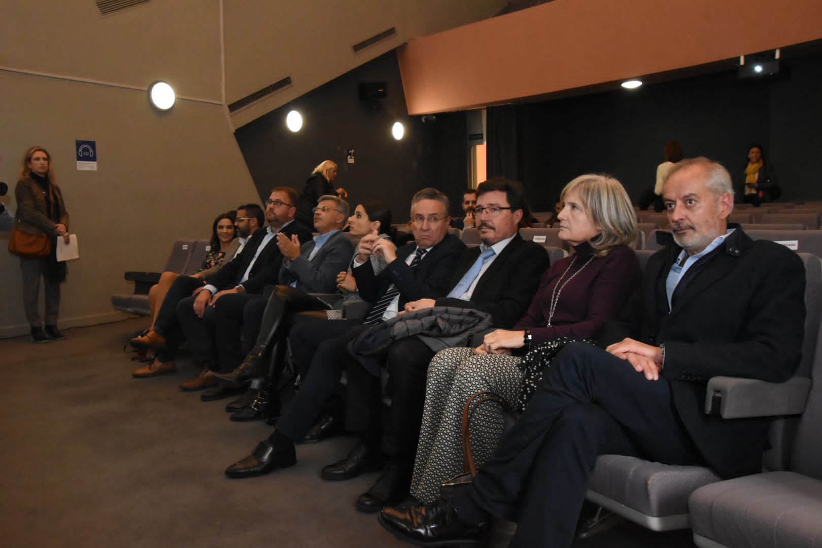 Foto de distintas autoridades asistentes a la jornada 'La digitalización, motor de las empresas turísticas de Extremadura'