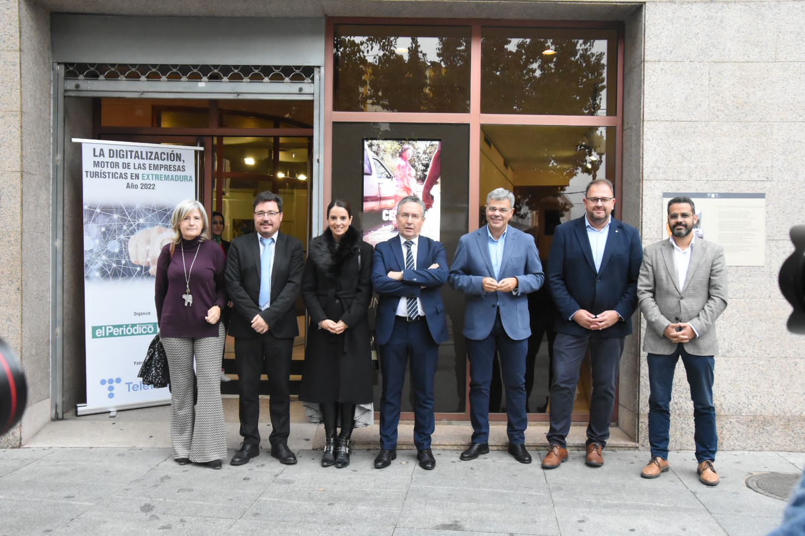 Foto de distintas autoridades asistentes a la jornada 'La digitalización, motor de las empresas turísticas de Extremadura'