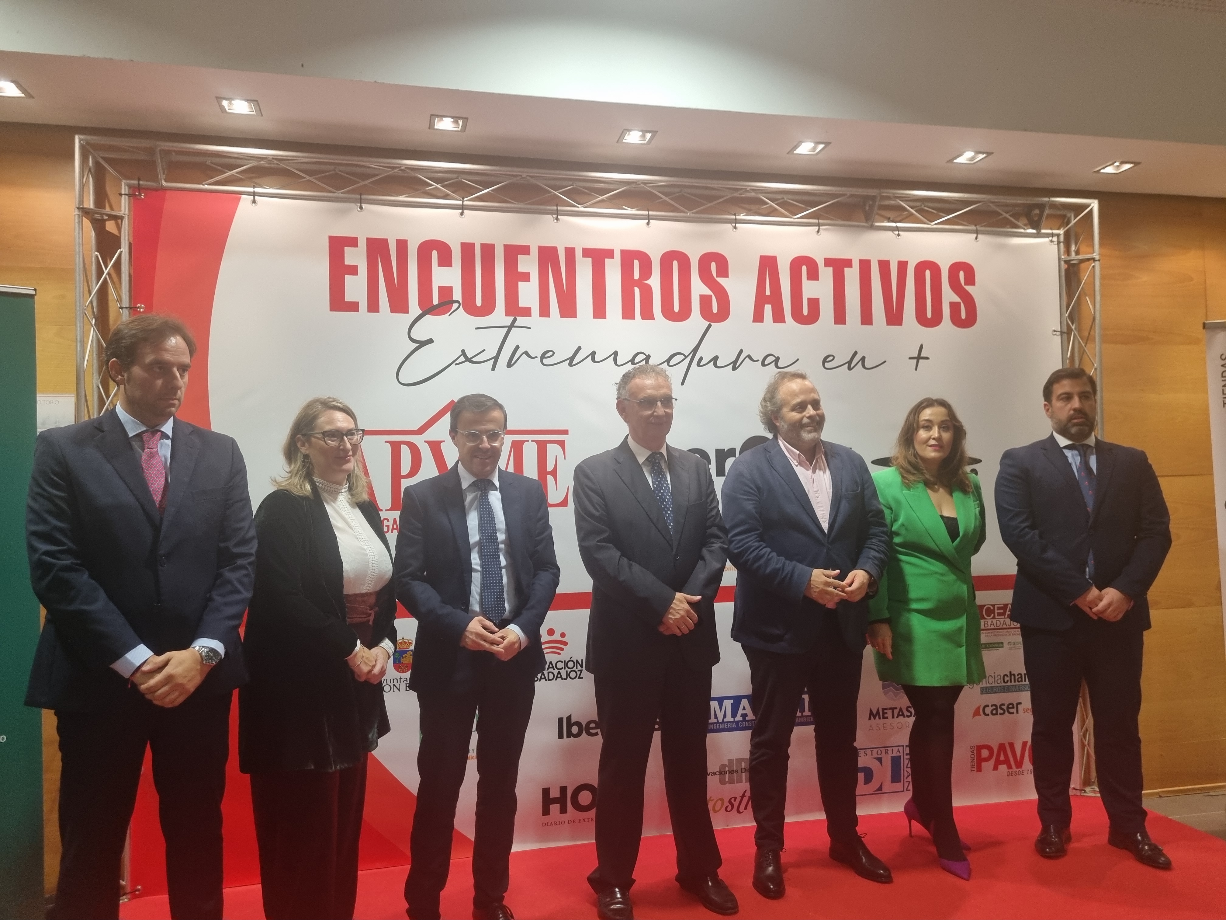 Foto de las autoridades asistentes al encuentro organizado por APYME