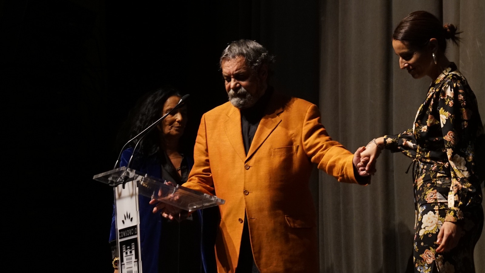 Foto de la consejera de Cultura, Turismo y Deportes y Ramón 'El Portugués' durante la gala Flamenco Patrimonio Inmaterial de la Humanidad