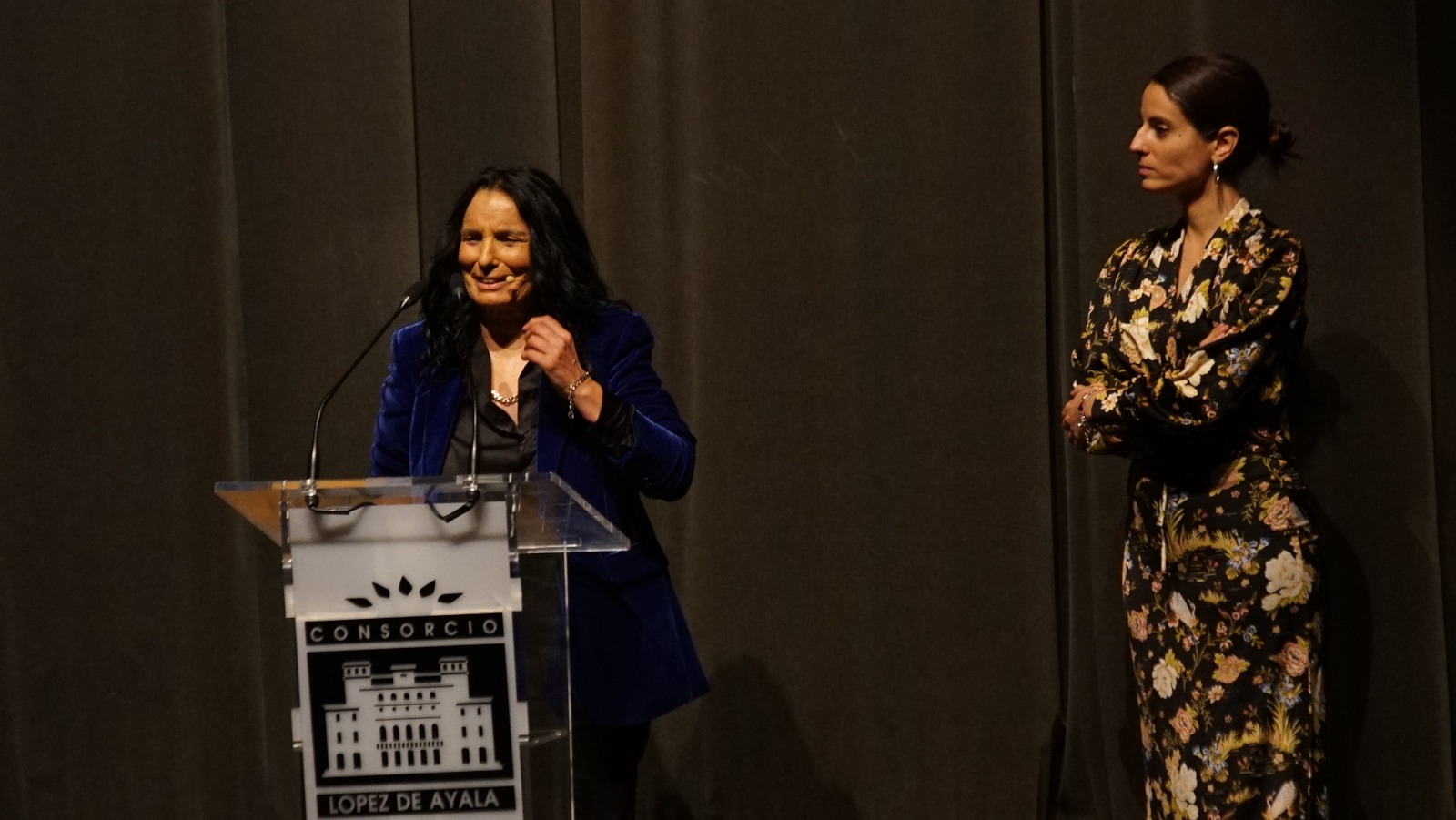 Foto de la consejera de Cultura, Turismo y Deportes y de La Kaíta durante la gala Flamenco Patrimonio Inmaterial de la Humanidad