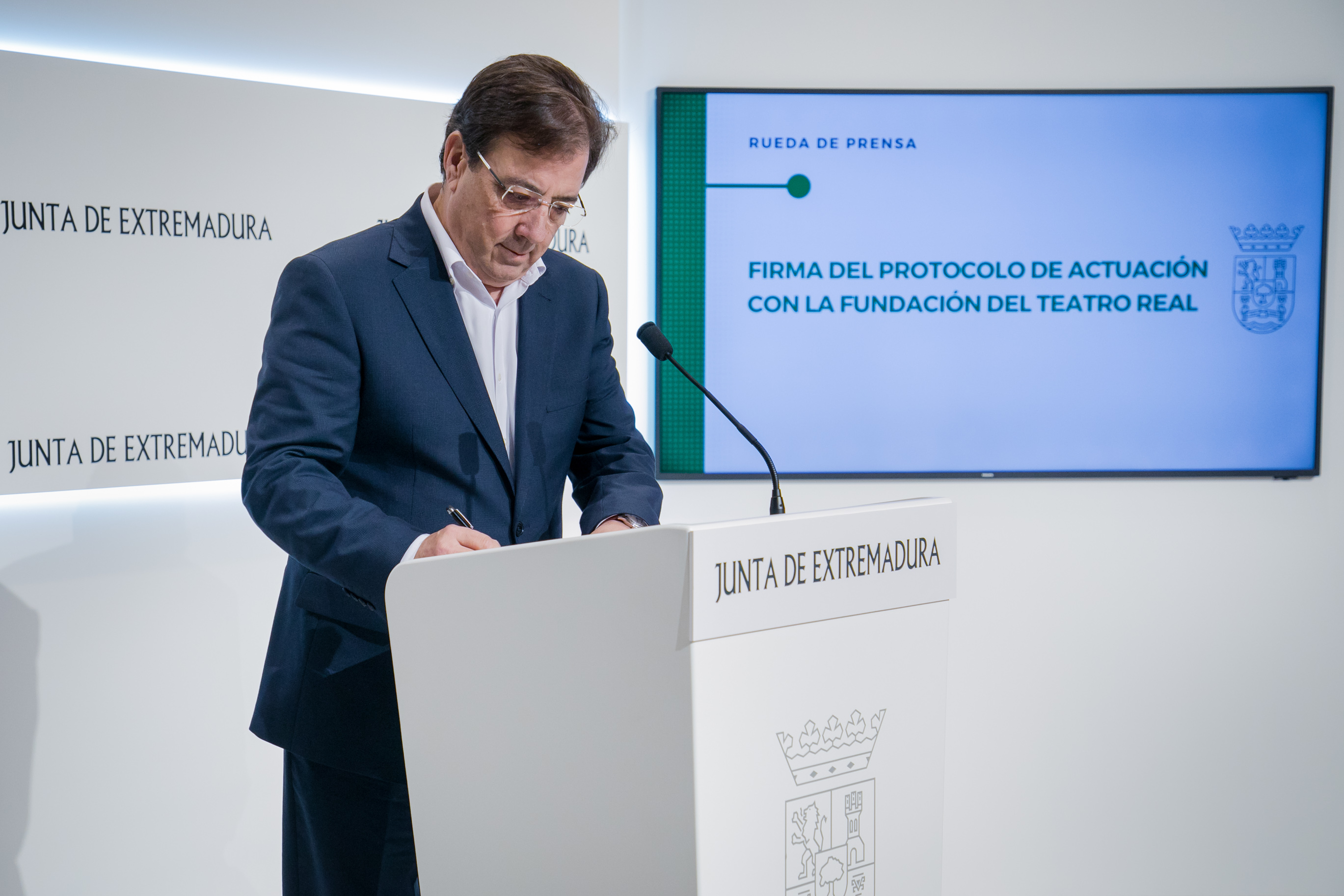 Foto del presidente de la Junta de Extremadura durante la firma del convenio