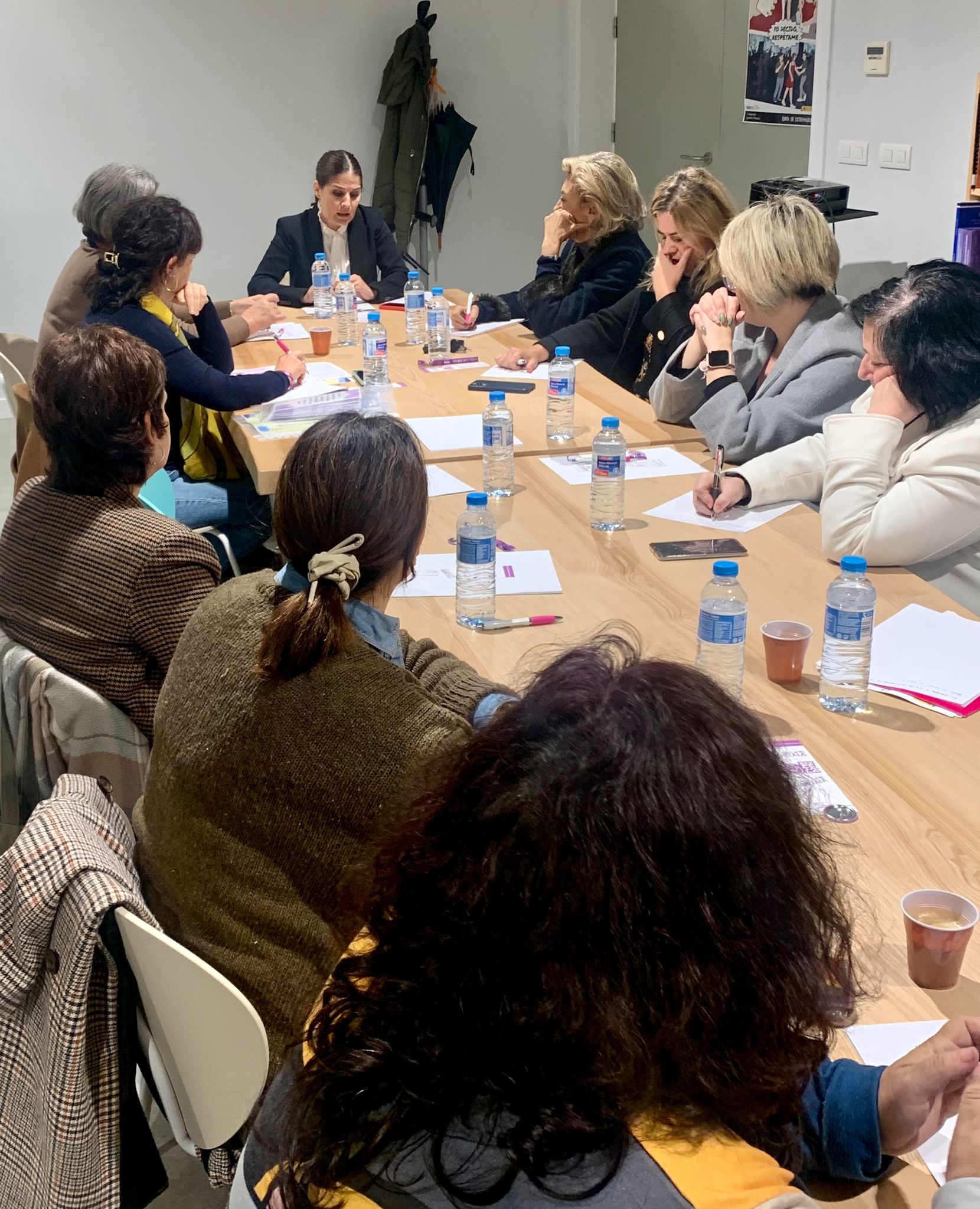 Gil Rosiña se reúne con las asociaciones y organizaciones de mujeres