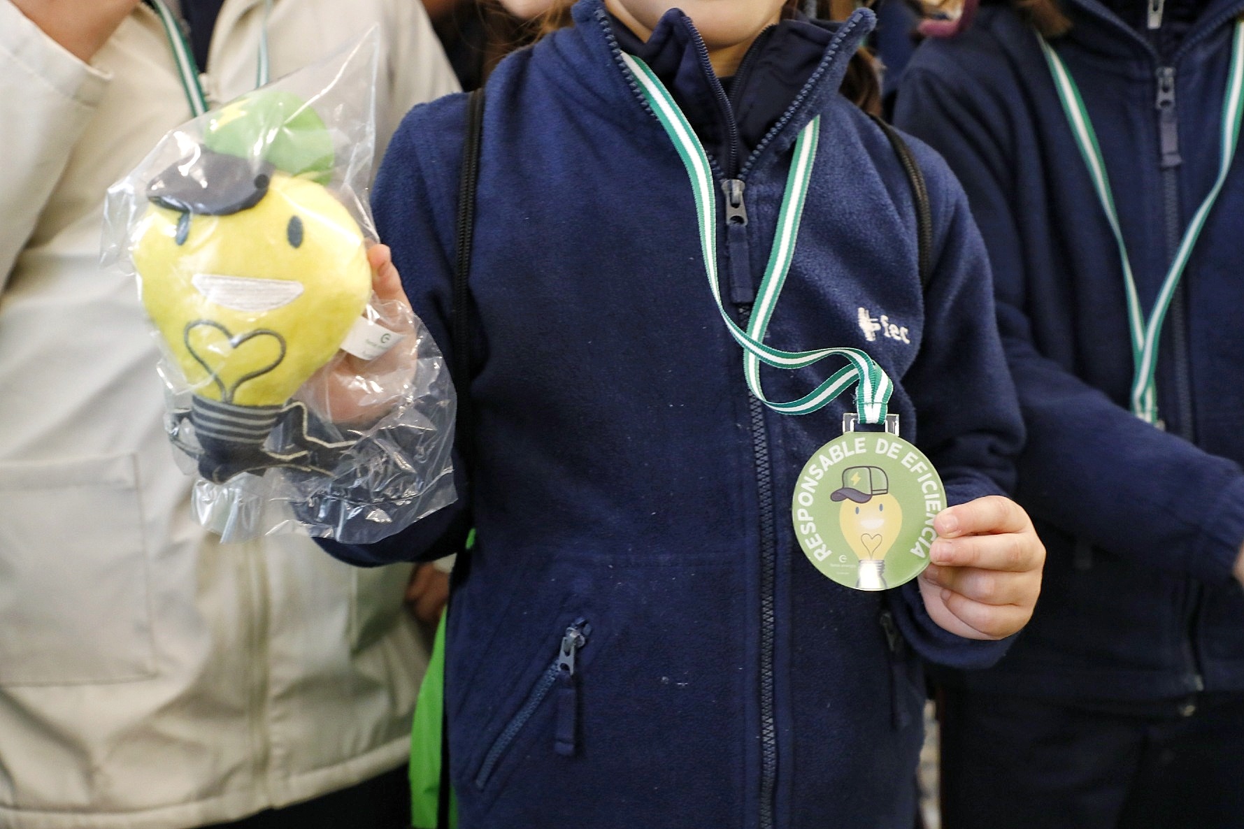 Niños mostrando sus regalos