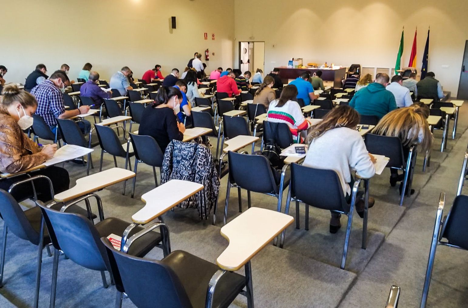 Foto de personas realizando un examen del CAP