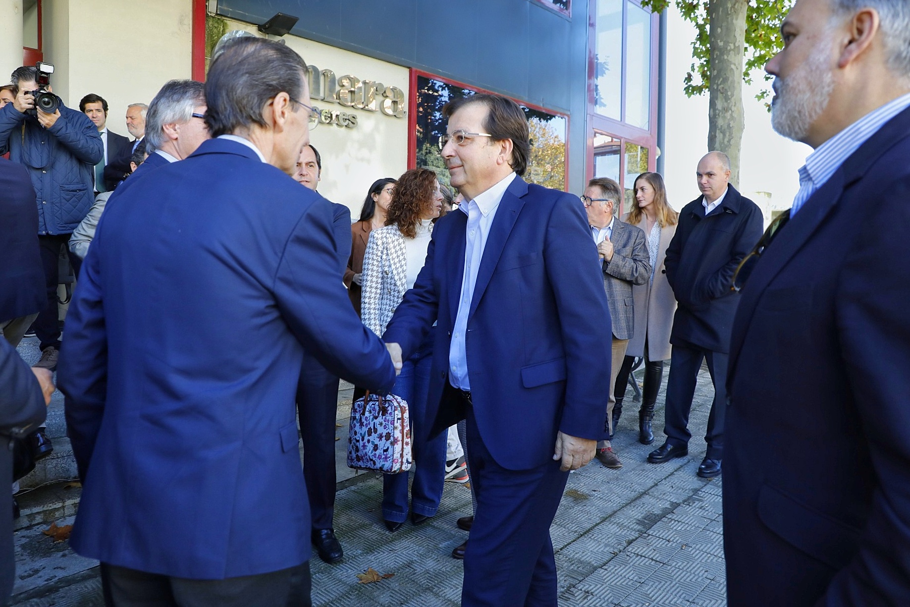 Foto del presidente de la Junta de Extremadura saludando a autoridades