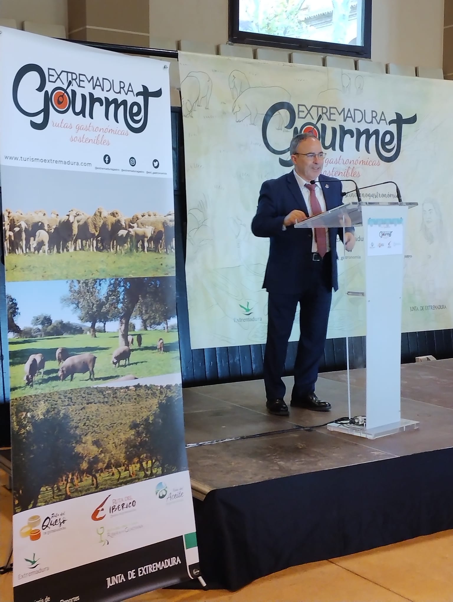 Foto del director general de Turismo durante el encuentro 