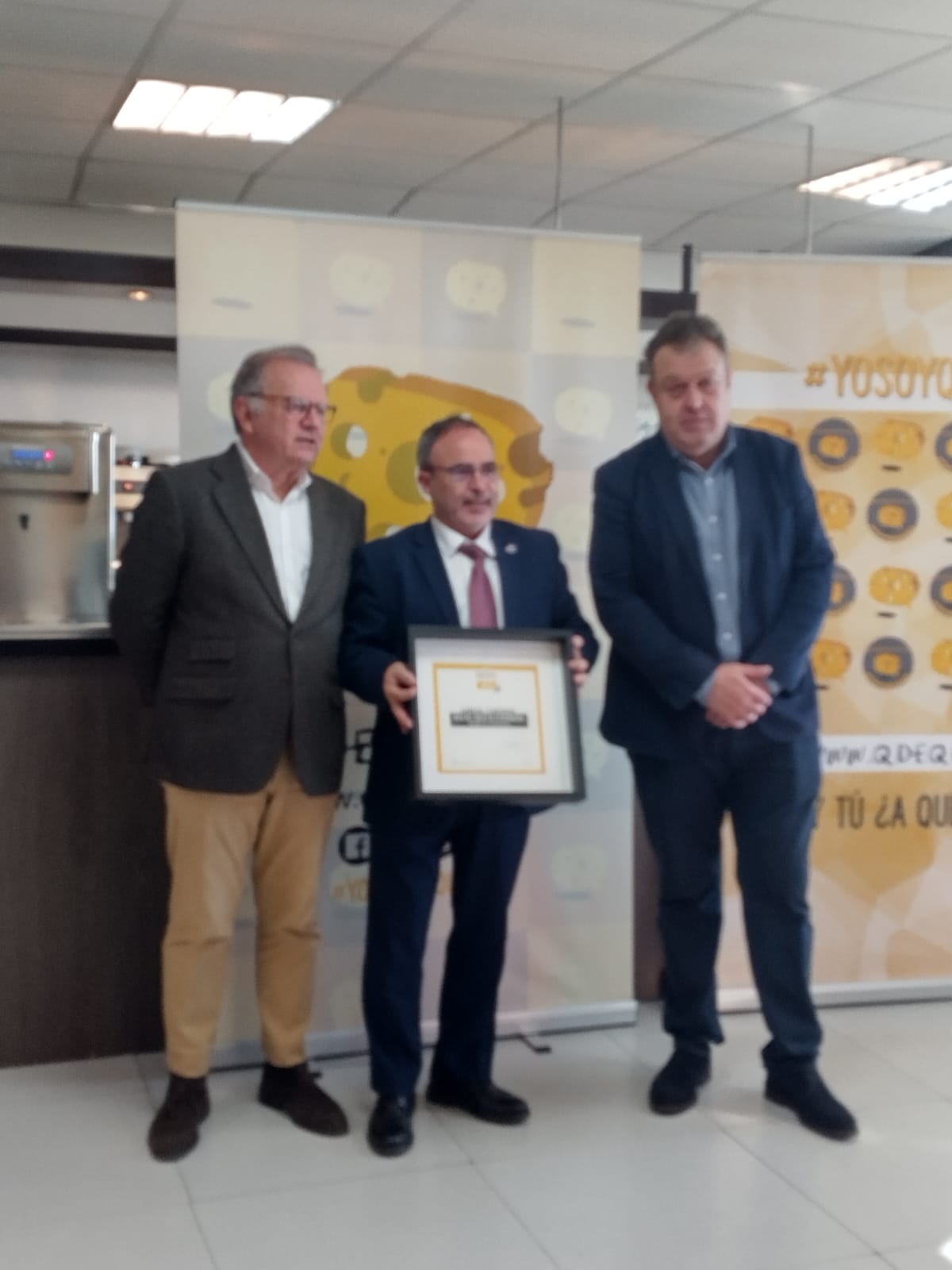 Foto del director general de Turismo y autoridades con la distinción de Qdequesos