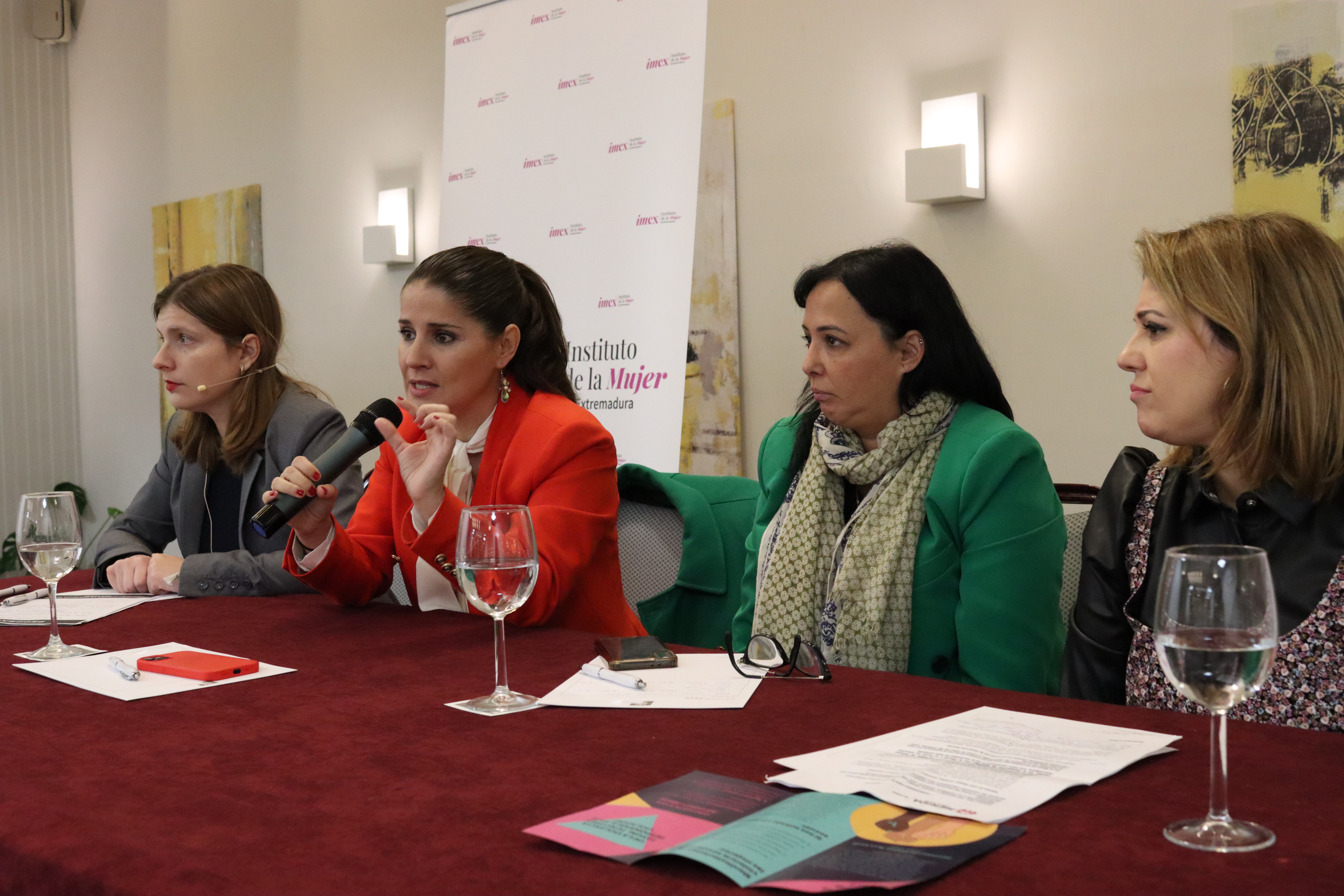 Foto de la consejera de Igualdad y Cooperación para el Desarrollo y otras autoridades durante de el congreso