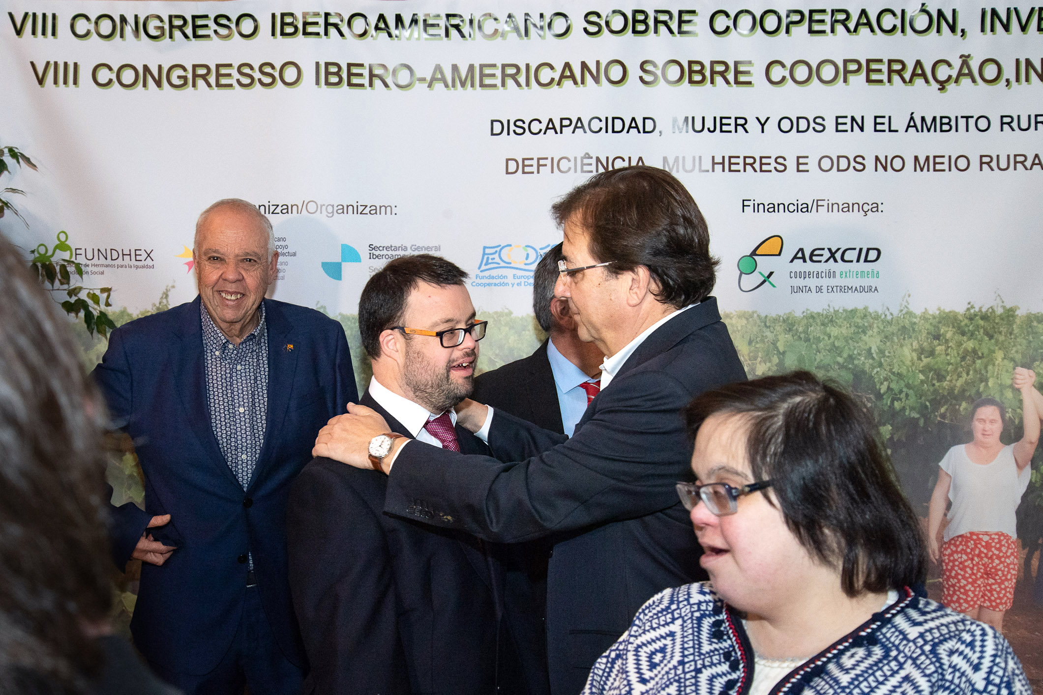 Foto del presidente de la Junta de Extremadura con uno de los participantes
