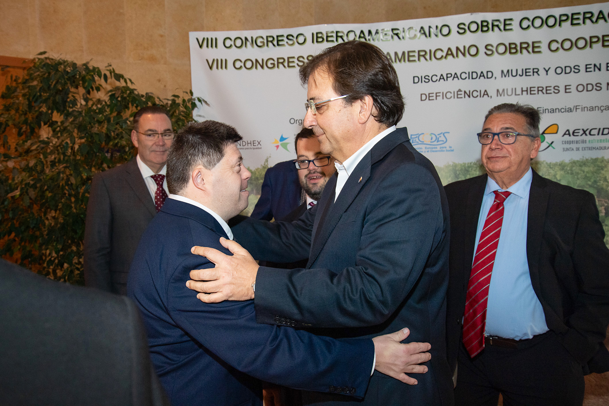 Foto del presidente de la Junta de Extremadura con uno de los participantes
