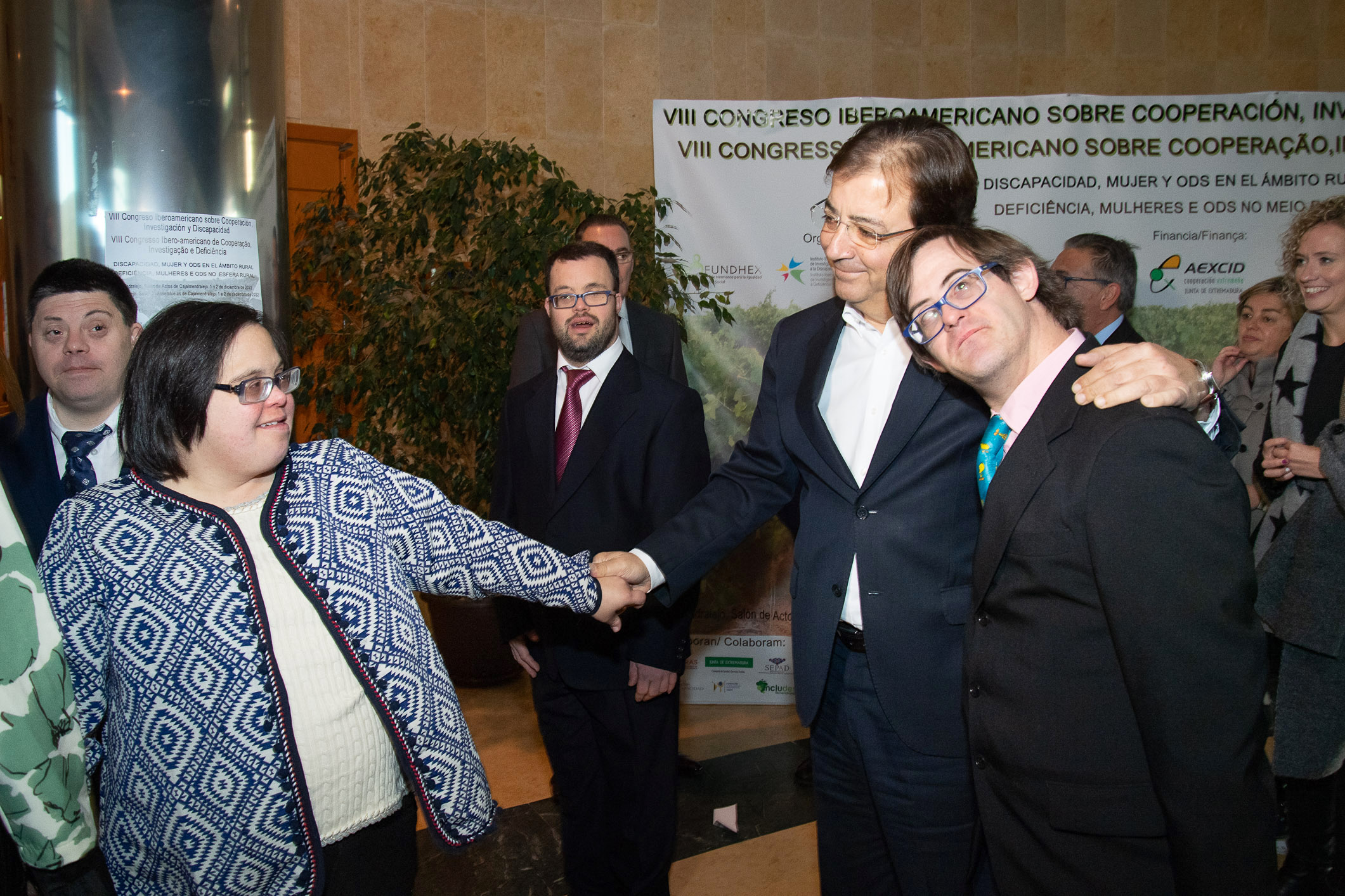 Foto del presidente de la Junta de Extremadura con participantes en el Congreso