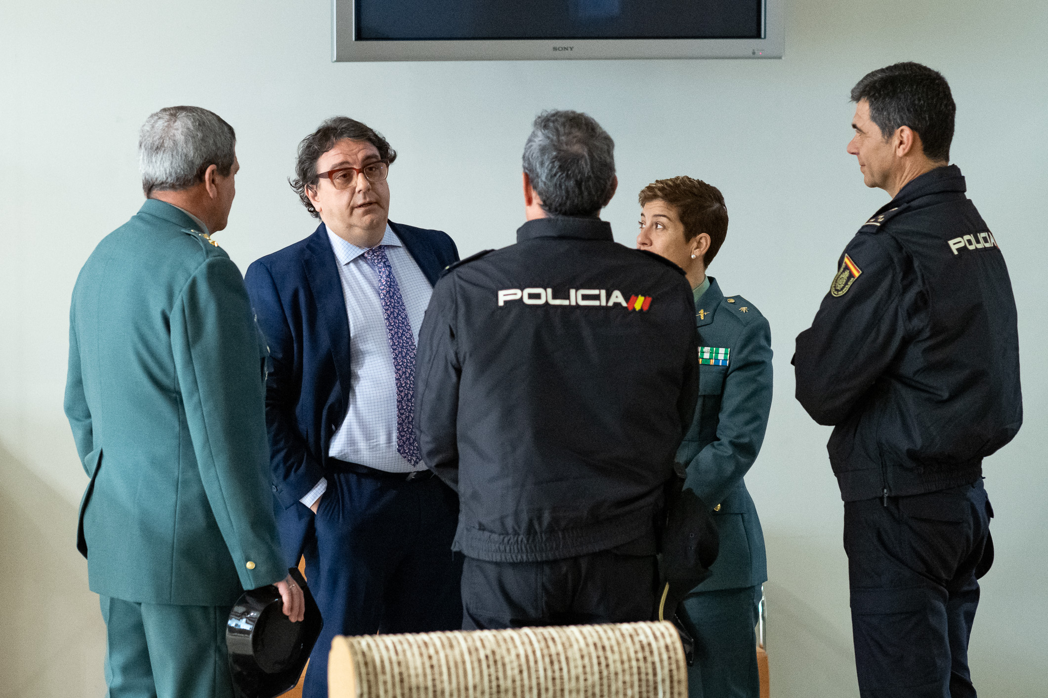 Foto del vicepresidente segundo y consejero de Sanidad y Servicios Sociales hablando con miembros de las fuerzas y cuerpos de seguridad del Estado 