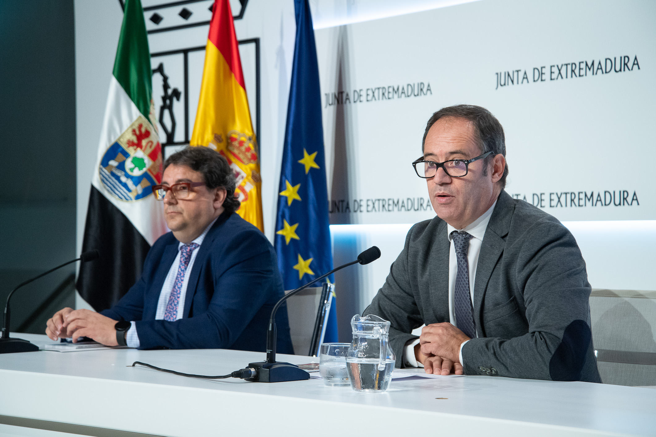 Foto del vicepresidente segundo y consejero de Sanidad y Servicios Sociales y del director general de Planificación, Formación y Calidad Sanitaria y Sociosanitaria 