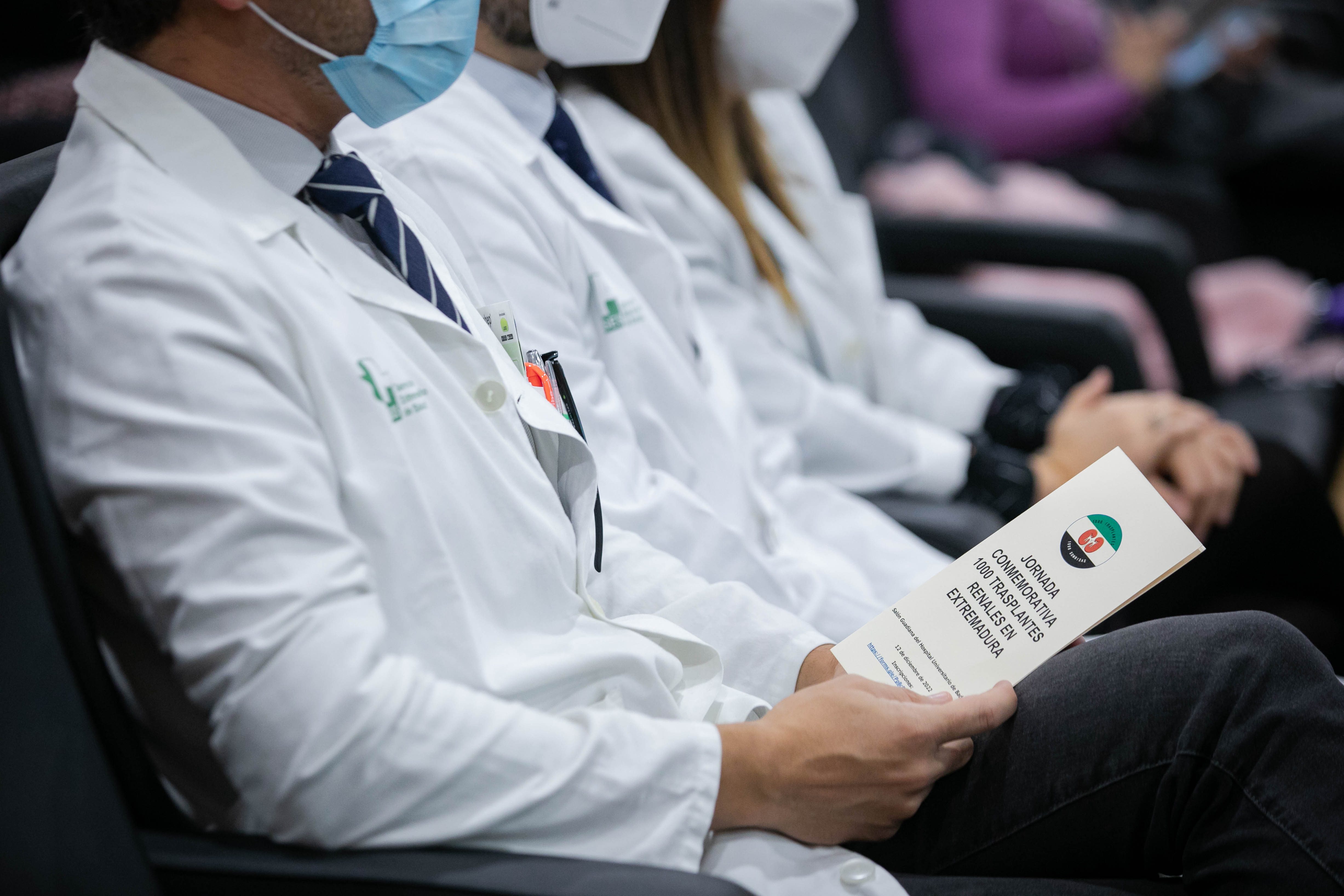 Foto detalle de un sanitario con el folleto del acto