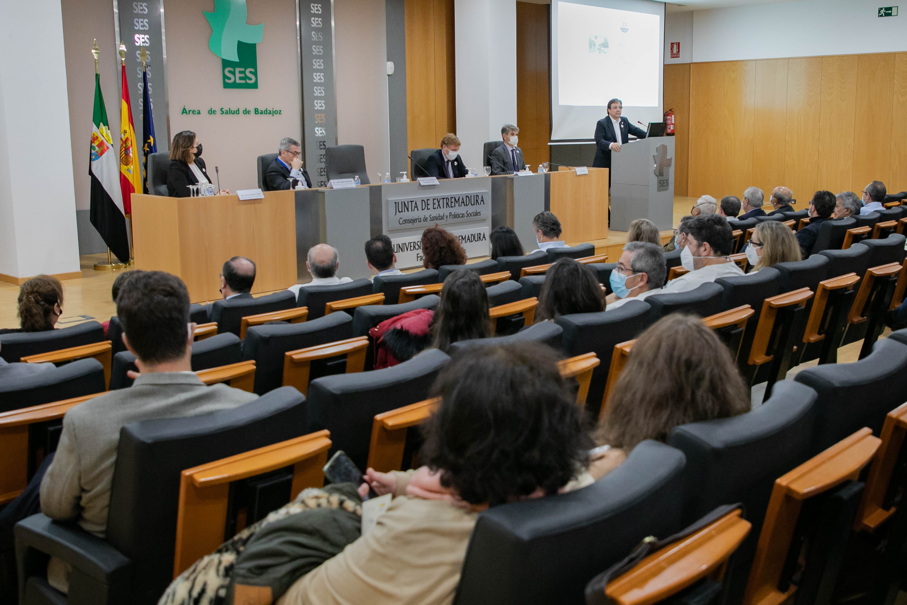 Foto del presidente de la Junta de Extremadura durante su intervención en el acto conmemorativo de mil trasplantes renales en la región